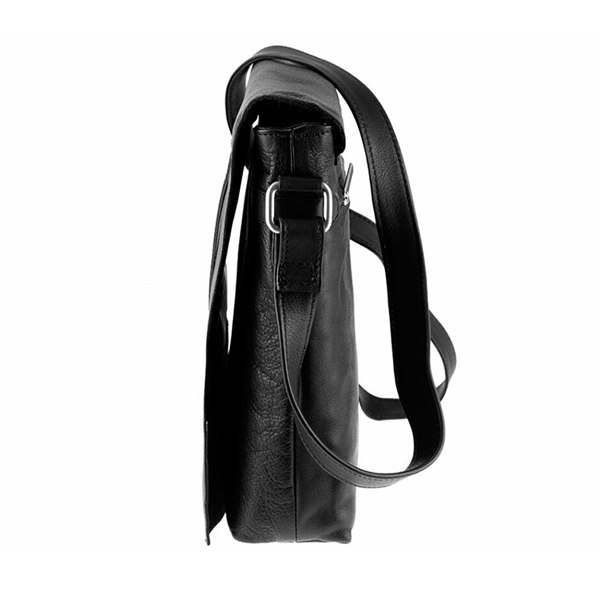 Seitenansicht einer schwarzen Umhängetasche POSTMAN aus Leder mit langem, verstellbarem Riemen, Metallschnalle und Klappverschluss. Sie ist aus hochwertigem Material gefertigt und besticht durch ihr schlankes Profil und ihr minimalistisches Design auf weißem Hintergrund.