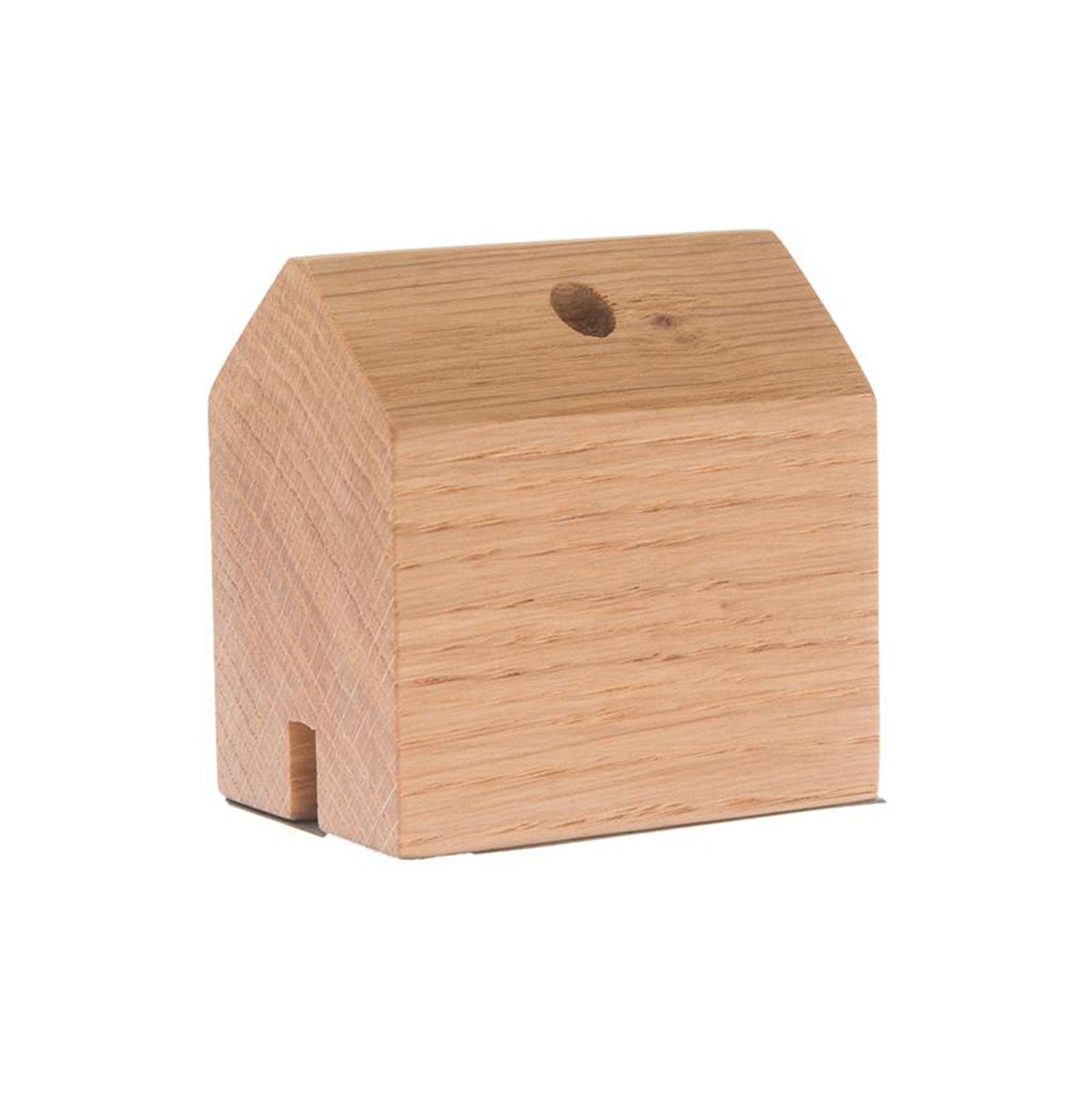 Das Räucherhäuschen „Schmales Haus“ ist ein kleines, glatt strukturiertes Holzhäuschen mit schrägem Dach, rundem Loch oben und Öffnung unten. Es eignet sich ideal, um den Duft traditioneller Tannenduftkegel in Ihren Räumen zu verbreiten.