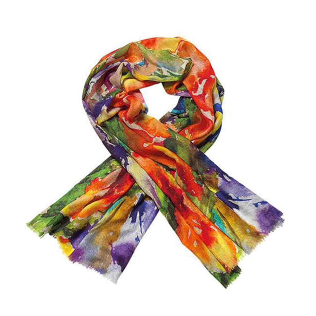 Das Schal / Schultertuch „Tanz der Farben“ präsentiert ein leuchtendes Blütenmuster in Rot-, Orange-, Grün-, Blau- und Gelbtönen. Es besteht aus einer luxuriösen Mischung aus Wolle und Seide und besticht durch ausgefranste Enden und einen kunstvollen Crossover-Faltungseffekt.