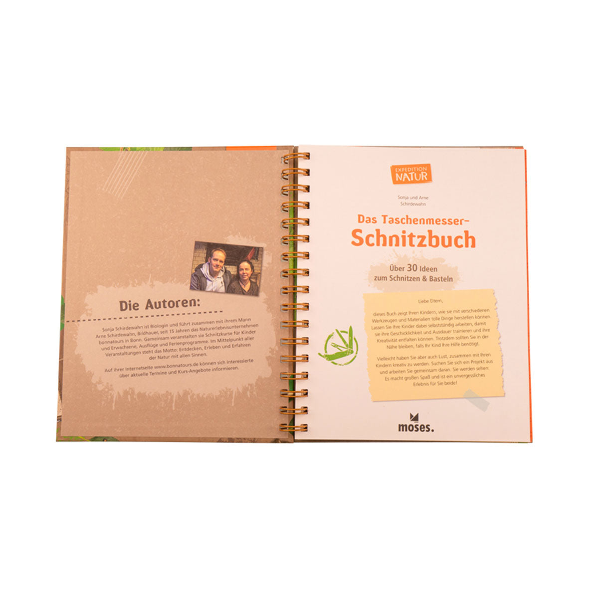 Ein aufgeschlagenes, spiralgebundenes Buch zeigt auf der linken Seite Autorenfotos und Text. Auf der rechten Seite sind „Das Taschenmesser-Schnitzbuch“ und „Expedition Natur“ mit zusätzlichen Details und einer Notizblock-Illustration zu sehen, ideal für Schnitzen- oder Basteln-Enthusiasten.