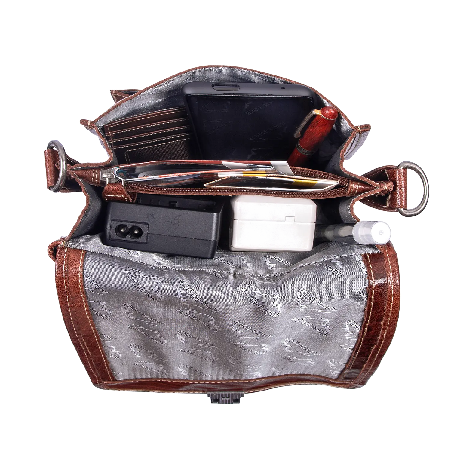 Öffnen Sie die Schultertasche GALILEO und entdecken Sie Inhalte wie Smartphone, Geldbörse, Stift, Netzteil, Sprühflasche und gewebte Accessoires. Der Innenraum ist mit hellgrauem Stoff gefüttert und verfügt über ein Tabletfach für zusätzlichen Komfort.