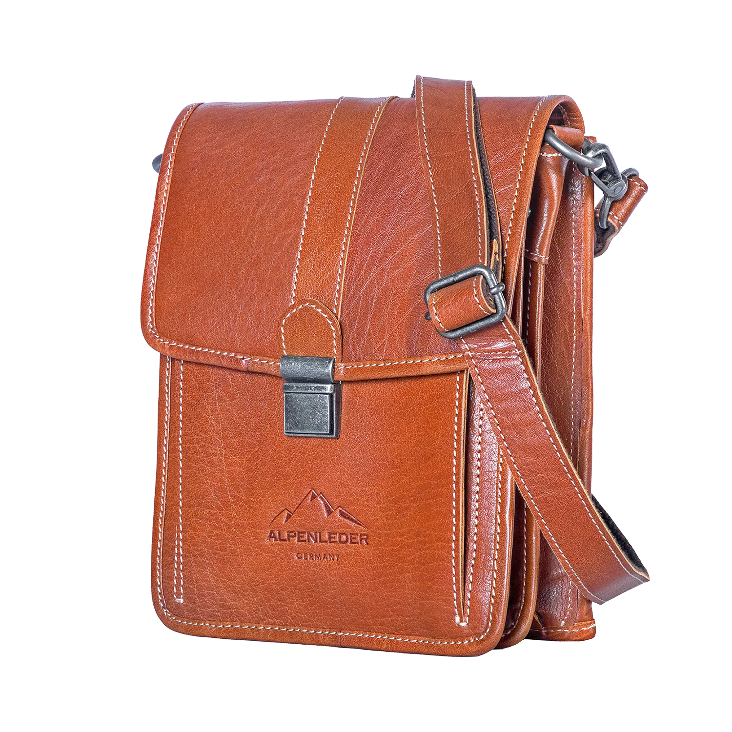 Die Schultertasche GALILEO ist eine braune Leder-Messengertasche mit Klappdeckel und Schnallenverschluss. Sie ist mit weißen Nähten und dem „ALPENLEDER GENUINE“-Logo mit Berggipfeln versehen. Der verstellbare Riemen sorgt für zusätzlichen Stil und Funktionalität.