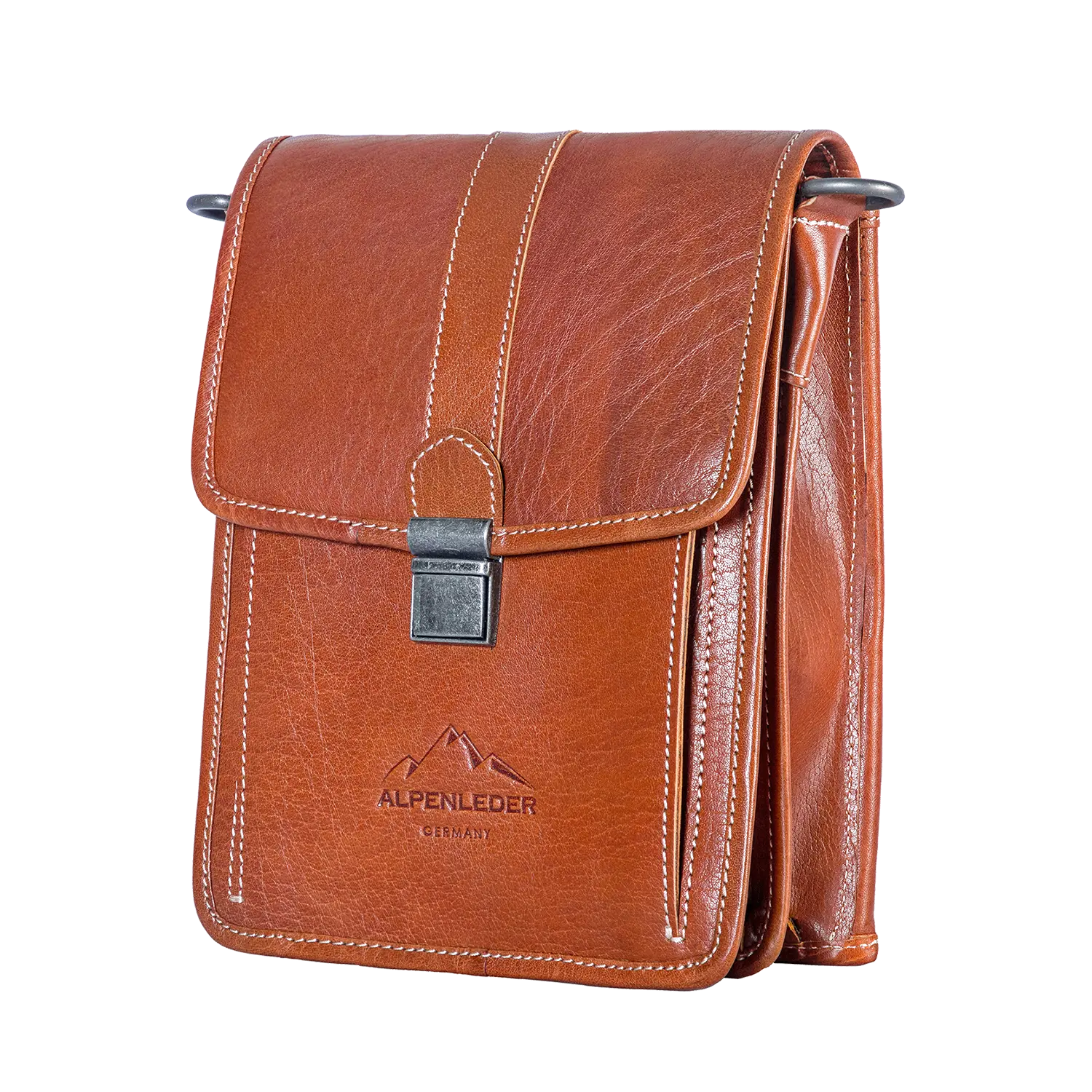 Die Schultertasche GALILEO ist eine hellbraune Leder-Umhängetasche mit Klappverschluss, weißen Nähten und Metallschloss. Sie verfügt über ein geprägtes Alpenleder-Logo mit Bergen, ist aufrecht gestaltet und hat Seitentaschen mit einem stabilen Tragegriff.