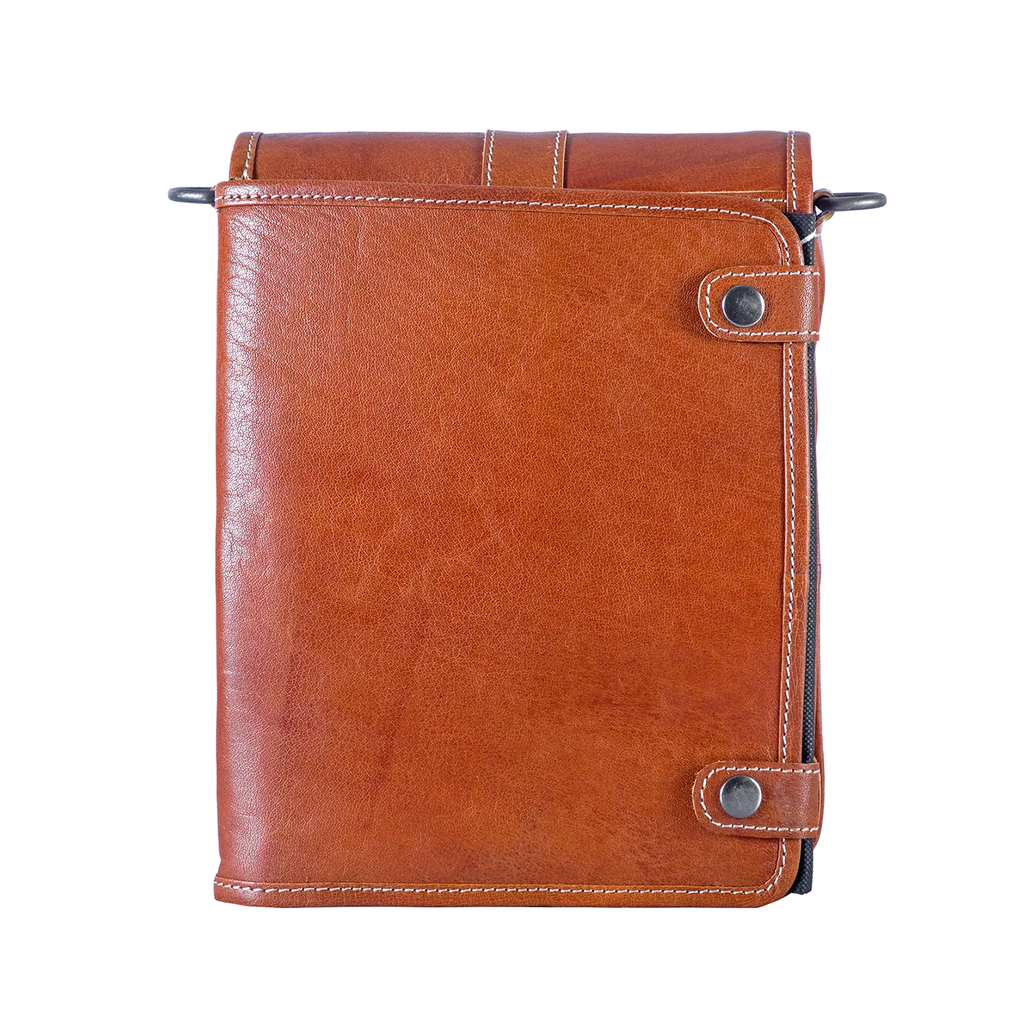 Die Schultertasche GALILEO ähnelt einer klassischen Messenger Bag und besteht aus braunem Leder mit Metalldruckknöpfen und strukturierter Oberfläche. Ihr robustes, rechteckiges Design und die sichtbaren Nähte spiegeln die Handwerkskunst einer hochwertigen Leder-Umhängetasche wider.