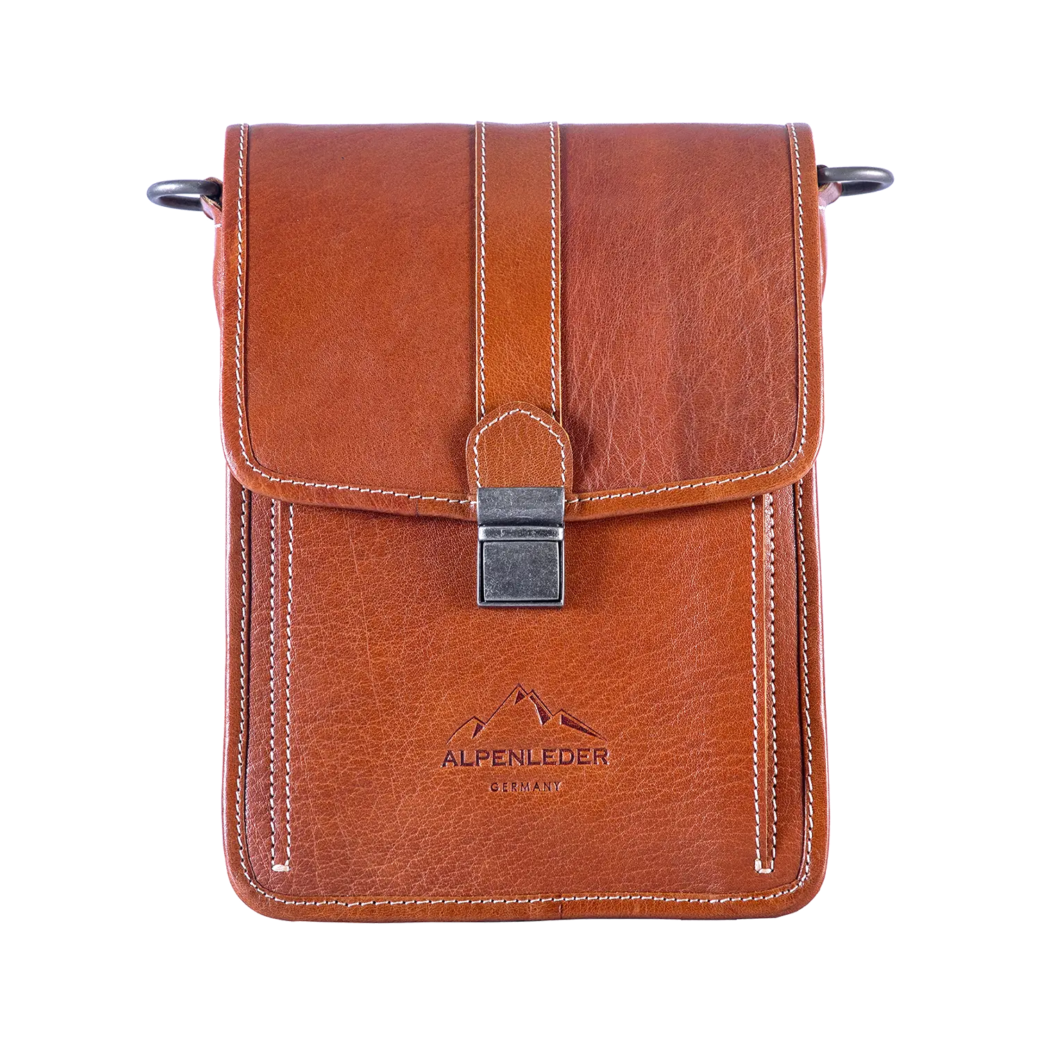 Die Schultertasche GALILEO, eine braune Leder-Umhängetasche, besticht durch ihren Klappverschluss, die Metallschließe und die sichtbaren Nähte. Die Vorderseite ist mit geprägten Bergen und dem Schriftzug „Alpenleder Germany“ versehen und verkörpert den klassischen Charme einer Ledertasche.