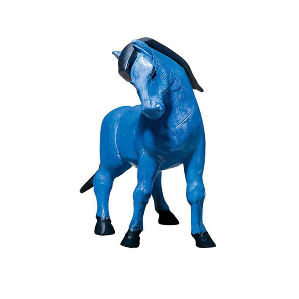 Die Skulptur „Das blaue Pferd“, eine kleine blaue Pferdefigur, steht auf weißem Grund. Mit stilisierten Gesichtszügen, glatter Oberfläche, schwarzen Hufen und dunkler Mähne verkörpert sie eine ausdrucksstarke Haltung und dient als exquisites Wohnaccessoire.