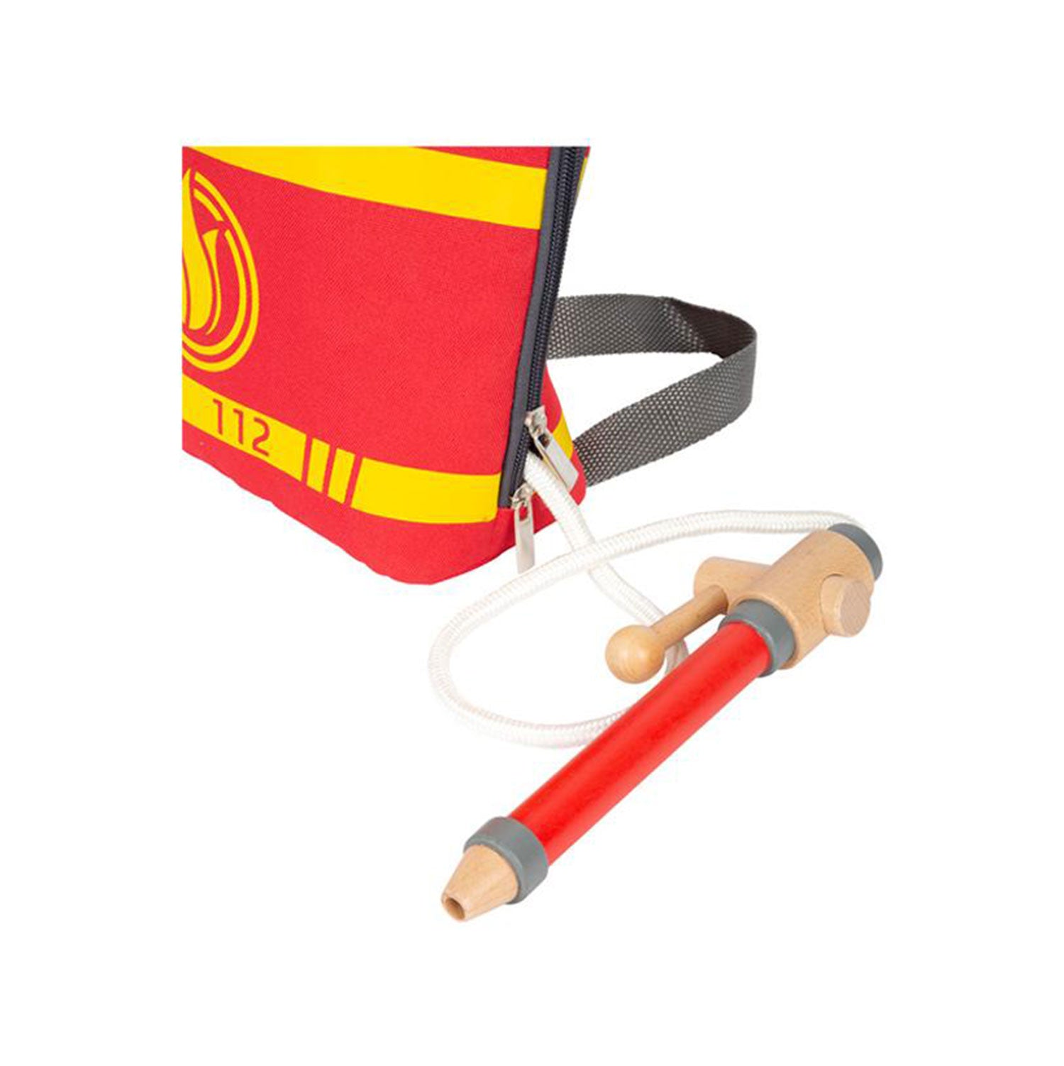 Der Feuerwehrrucksack für Kinder ist ein rot-gelbes Spielzeugset mit Holzdüse und rotem Schlauch, befestigt an einem leuchtend roten Stoffrucksack mit schwarzen Riemen. Gelbe Streifen und eine Schlauchgrafik vervollständigen den authentischen Feuerwehr-Look.