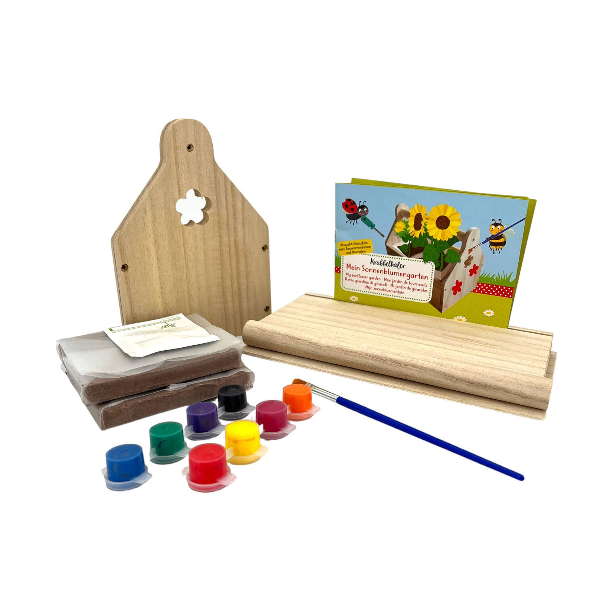Das Krabbelkäfer Mein Sonnenblumengarten-Set enthält ein Bienenhaus aus Holz, Sonnenblumenkerne für Ihren Garten, bunte Farbtöpfe, einen Pinsel und Gartenerde. Es eignet sich perfekt für ein Kindergarten-Set und wird auf einem weißen Hintergrund präsentiert, um den Charme jedes Bestandteils hervorzuheben.