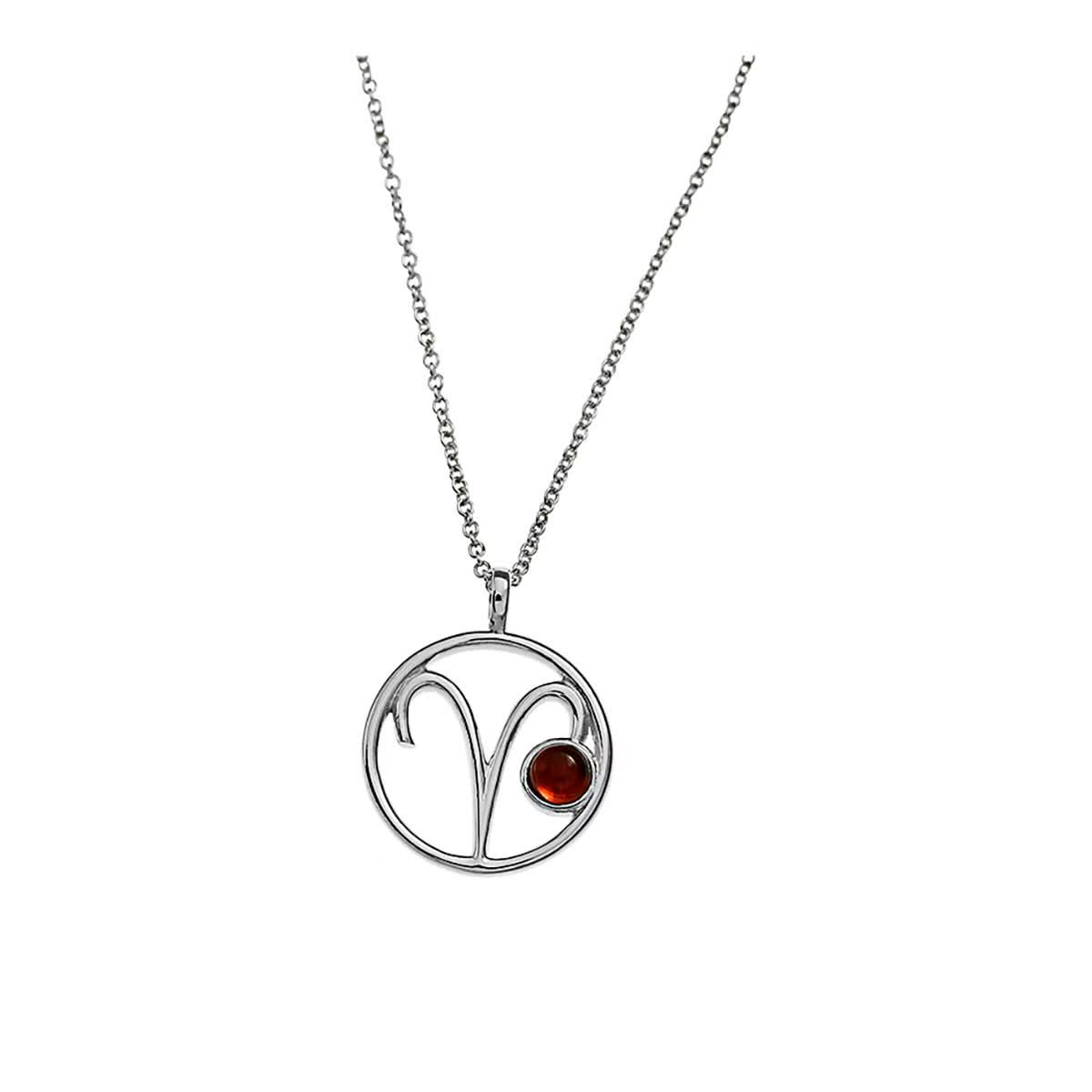 Der Kettenanhänger Sternzeichen Widder mit Kette besteht aus einem 925er Silberanhänger in Form des Widder-Symbols, der auf der rechten Seite mit einem Schmuckstein-Granat verziert ist. Die feine Kette unterstreicht die Schlichtheit des Anhängers vor einem schlichten weißen Hintergrund und verleiht ihm Eleganz und Farbe.