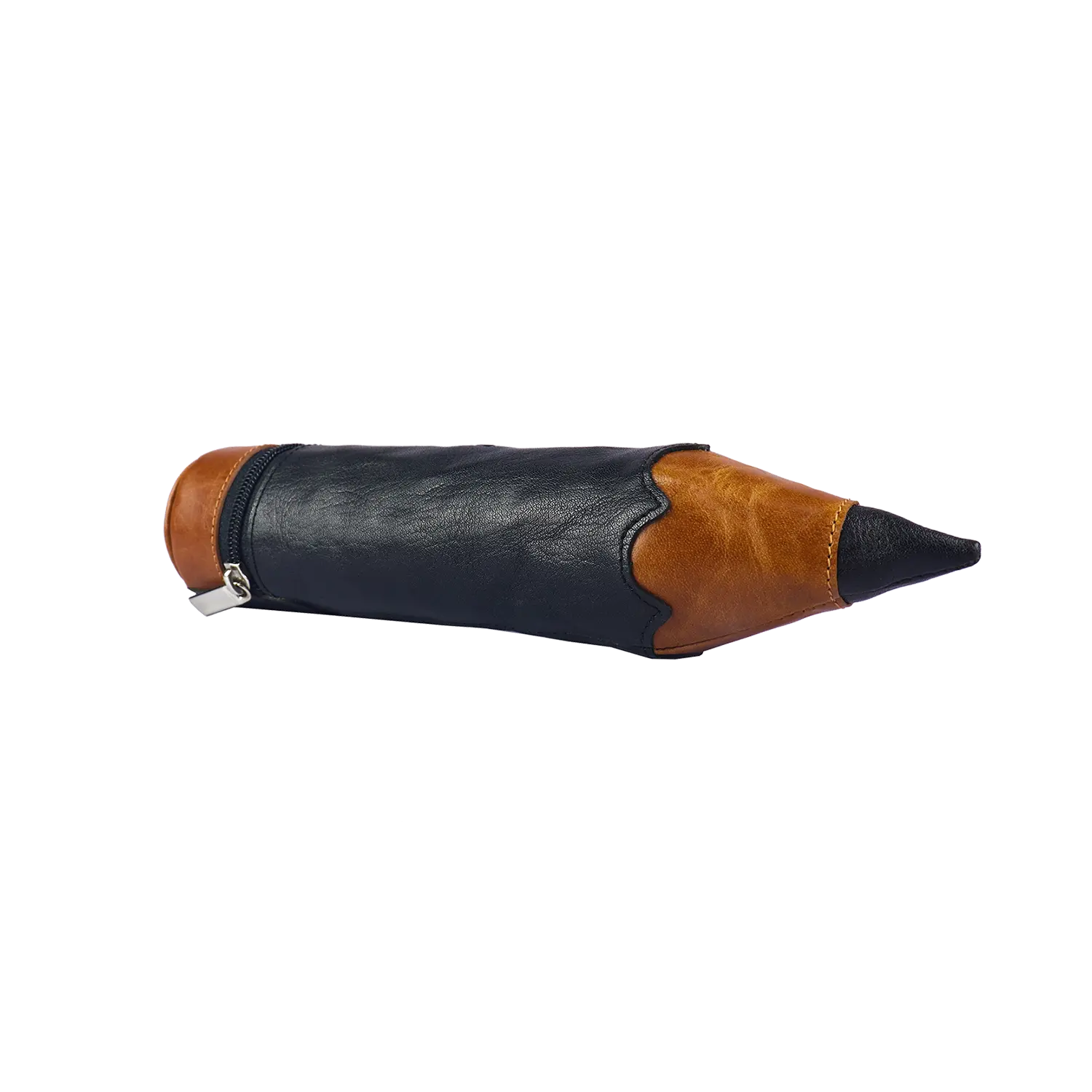 Das Stifteetui GRIFFEL hat eine Bleistiftform mit Reißverschluss und ist aus pflanzlich gegerbtem Leder gefertigt. Es imitiert das Design eines herkömmlichen Bleistifts mit schwarzem Schaft, braunem Radiergummi und schwarzer Spitze für einen einzigartigen Stil.