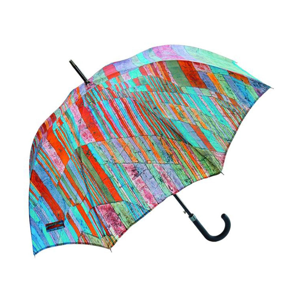 Der Stockschirm „Haupt- und Nebenwege“ ist ein farbenfroher Schirm mit einem lebendigen, abstrakten Muster aus mehrfarbigen geometrischen Formen, das an Paul Klees Gemälde erinnert. Er hat einen schwarzen Griff und öffnet sich, um sein lebendiges Design freizugeben, das ihn vor einem schlichten weißen Hintergrund zu einem wahren Kunstwerk macht.