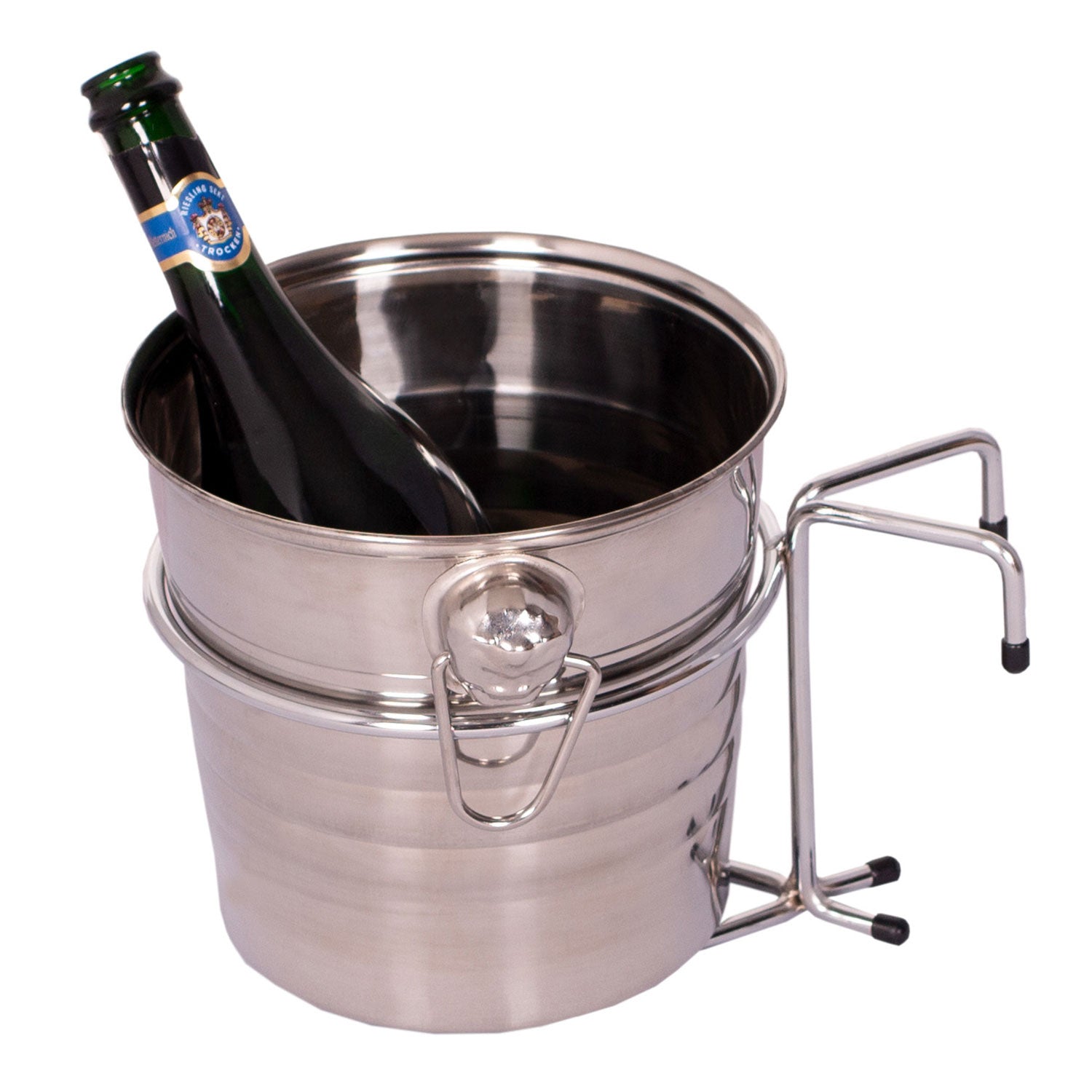 Der Strandkorb Getränkekühler ist ein Getränkekühler aus poliertem Edelstahl mit Griff und Ständer, ideal zum Kühlen von Getränken, während Sie eine dunkle Weinflasche halten.