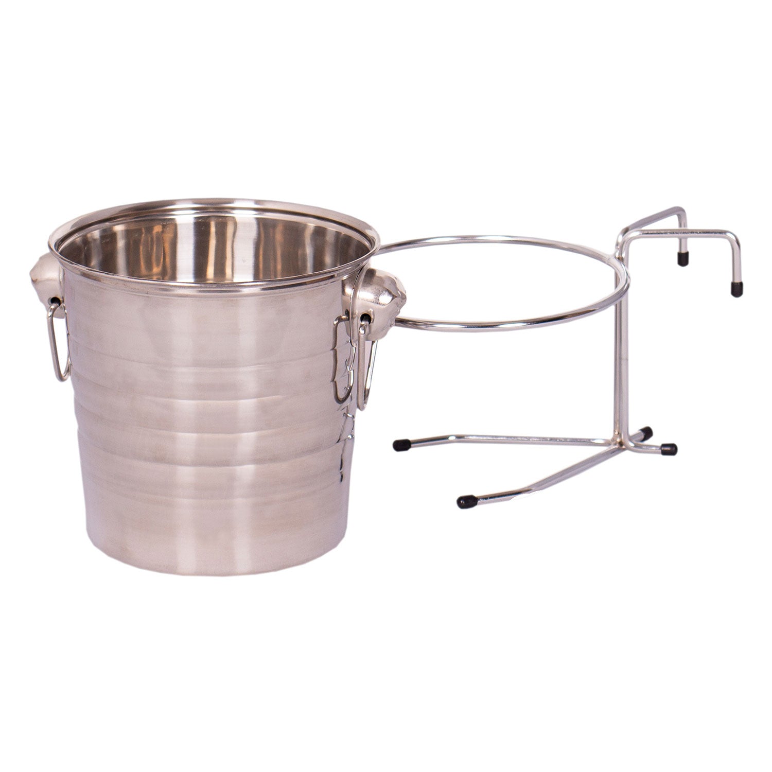 Der Strandkorb Getränkekühler, ein glänzender Edelstahleimer mit zwei Griffen, fungiert als Sektkühler und wird neben dem passenden Ständer platziert. Beide Artikel stehen auf einem weißen Hintergrund, was ihr poliertes und schlichtes Design unterstreicht.