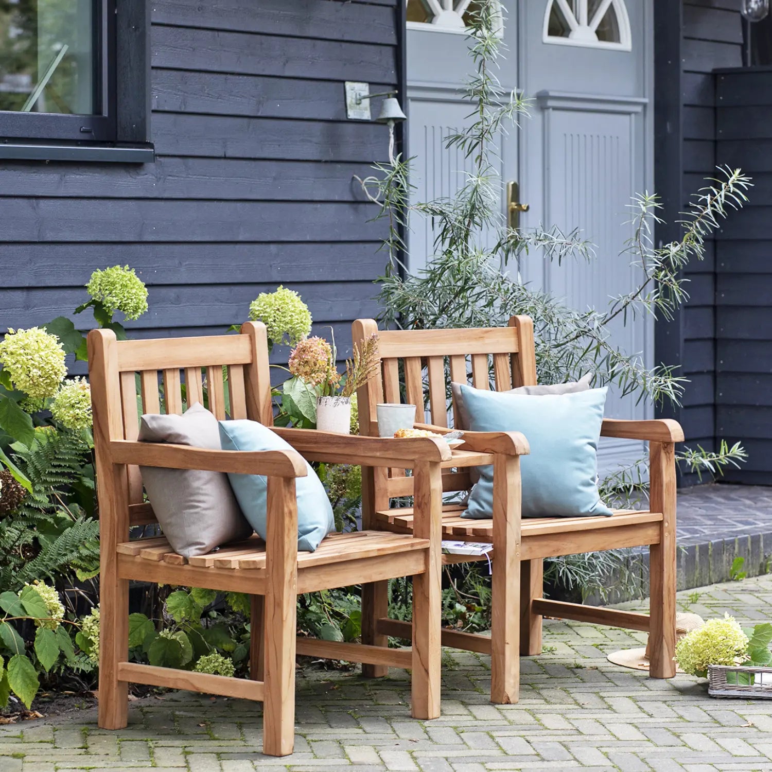 Die wetterfeste Gartenbank mit Tisch hier mit Deko