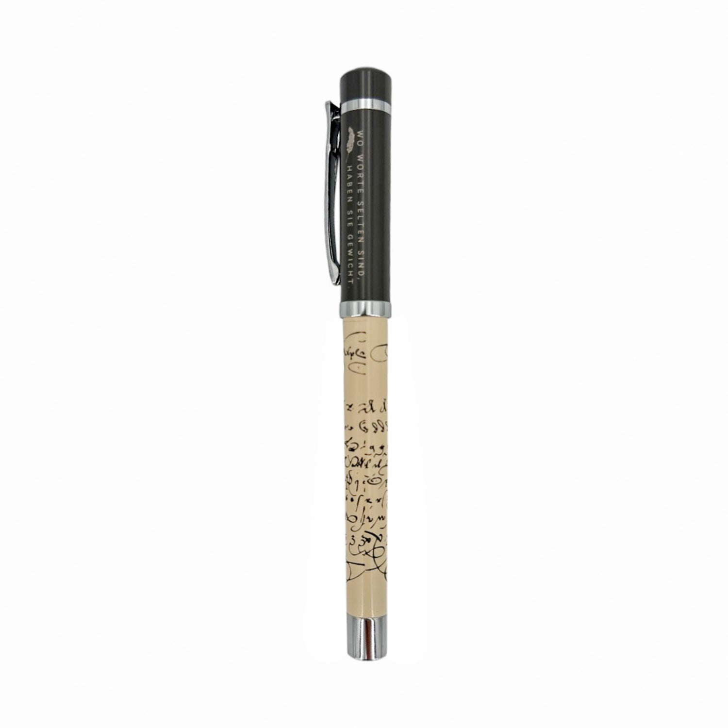 Der Tintenroller William Shakespeare ist ein eleganter schwarz-beiger Stift mit aufwendigem Schaftdesign, metallischer Spitze und Kappe sowie einem Clip. Elegant vertikal auf weißem Hintergrund präsentiert, ist er ein ideales, anspruchsvolles Geschenk.