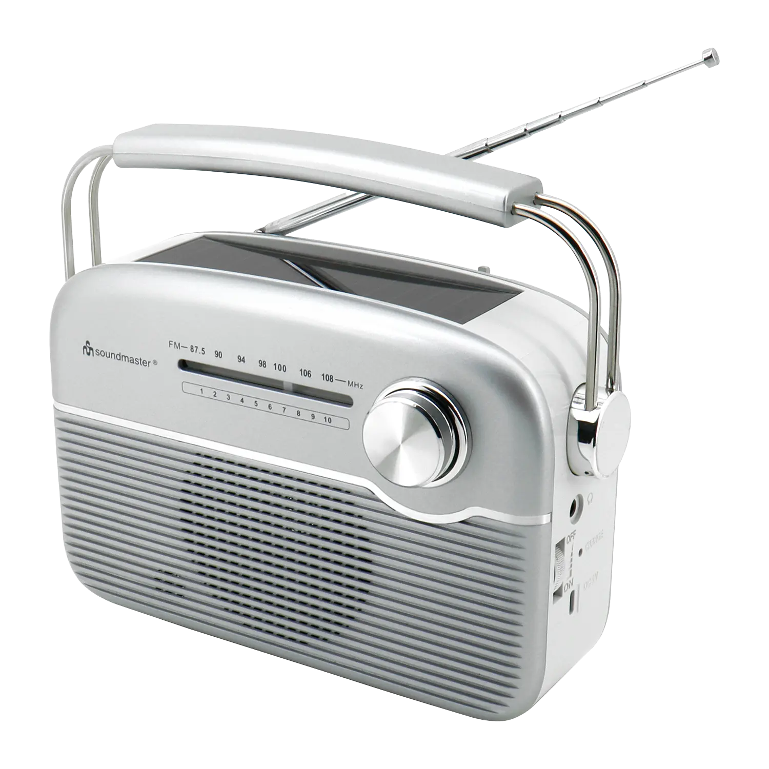 Ein silbernes tragbares UKW-Radio mit Solarpanel verfügt über einen Griff, einen Abstimmknopf, ein Lautsprechergitter, eine erweiterte Teleskopantenne und eine Frontplatte mit FM- und AM-Frequenzmarkierungen.