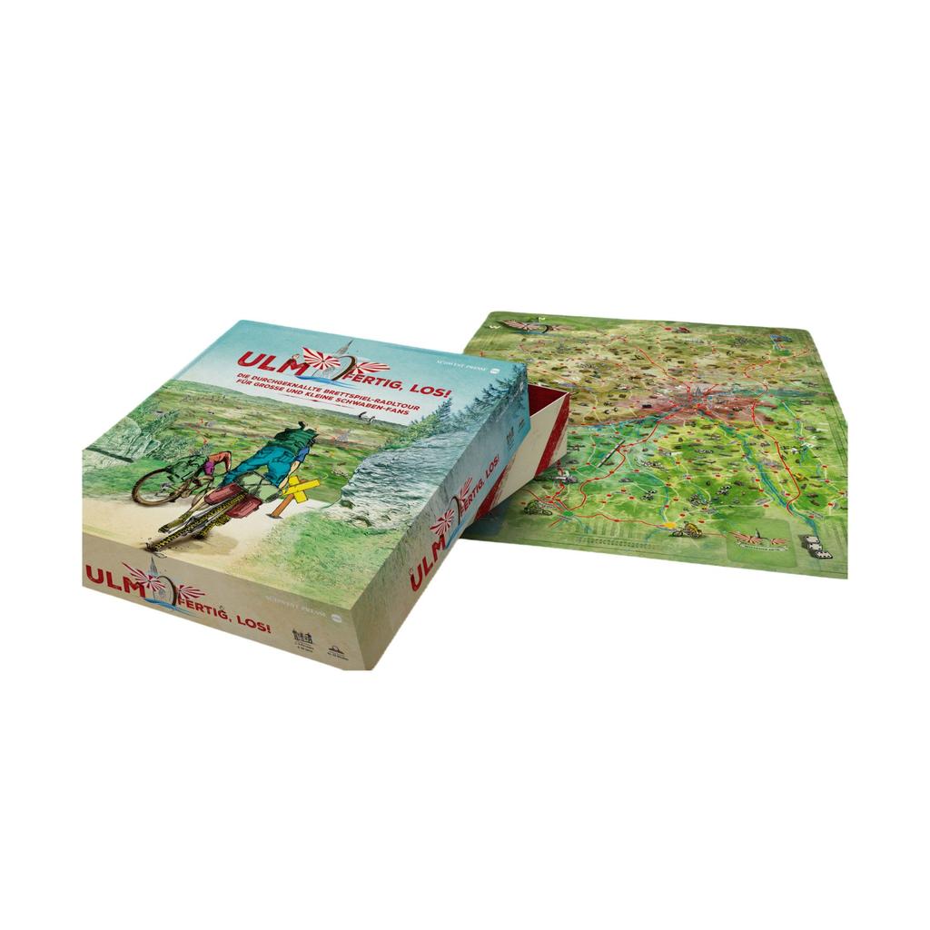 Die farbenfrohe Schachtel von „Ulm, fertig Los – Brettspiel“ ist leicht geöffnet und gibt den Blick auf ein detailreiches Spielbrett mit Karten und Illustrationen frei. Das Motiv eines Radfahrers auf einer Fahrradtour lässt auf ein spannendes Reise- oder Entdeckungsthema schließen, das die Spieler fesseln soll.