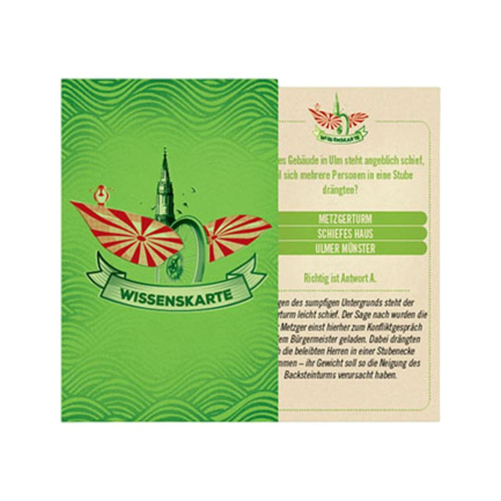 Eine grüne Wissenskarte aus „Ulm, fertig Los – Brettspiel“ zeigt ein illustriertes Turm- und Blattdesign, das an den Ulmer Metzger Turm erinnert. Die richtige Antwort lautet „Antwort A“, und der wellenförmige grüne Hintergrund weckt die Spannung eines Brettspielabenteuers.