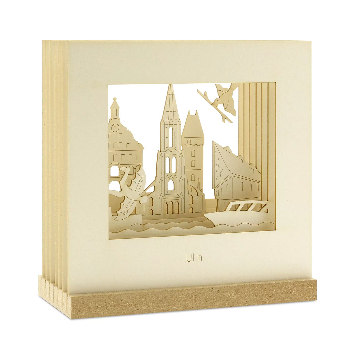 Die Ulm-SILHOURAMA Silhoubox L ist eine dekorative Holzpostkarte mit einer 3D-Ansicht von Ulm mit Wahrzeichen wie Kirchtürmen und architektonischen Gebäuden. Eingebettet in einen Holzständer ist sie ein ideales Geschenk für Ulm-Fans oder ein einzigartiges Ulm-Souvenir.