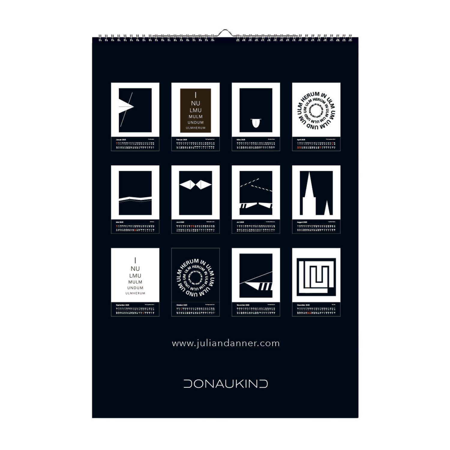 Der Wandkalender 2024 – Ulmer Kunstdrucke zeigt zwölf minimalistische geometrische Kunstdrucke und Texte, mit „www.juliandanner.com“ auf dem Cover und der Marke „DONAUKIND“ darunter.