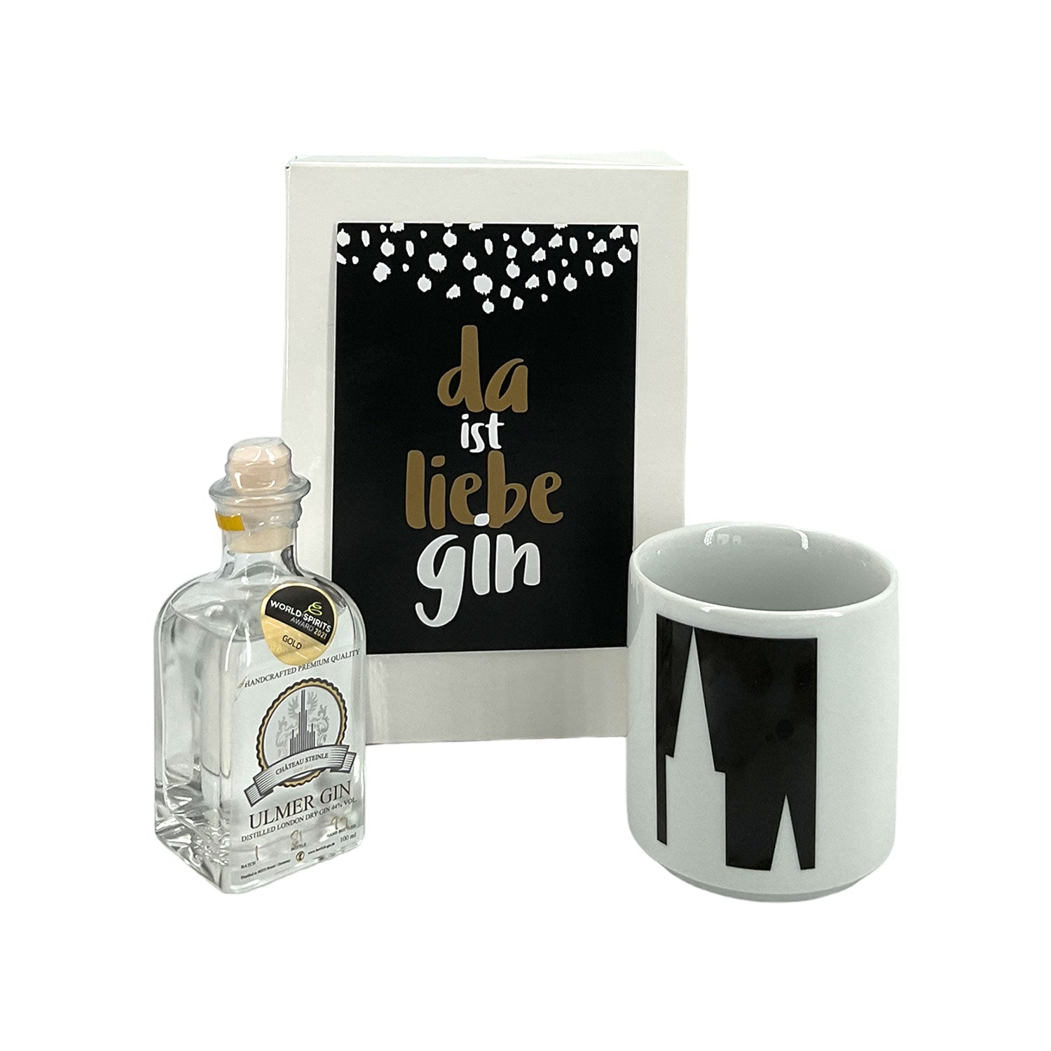 Das Geschenkset „Deutscher Gin“ enthält eine kleine Flasche Ulmer Gin in einer Schachtel mit dem deutschen Text „da ist liebe Gin“ und einen Donaukind-Wahrzeichen-Becher, einen weißen Becher mit kräftigen schwarzen abstrakten Formen.