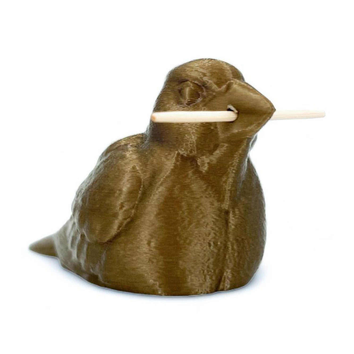 Die goldfarbene Ulmer Spatz 3D Druck PLA-Vogelfigur ist glatt, hat die Form eines Ulmer Spatz und hält einen einzelnen Zahnstocher horizontal im Schnabel, während sie aufrecht vor einem weißen Hintergrund sitzt.