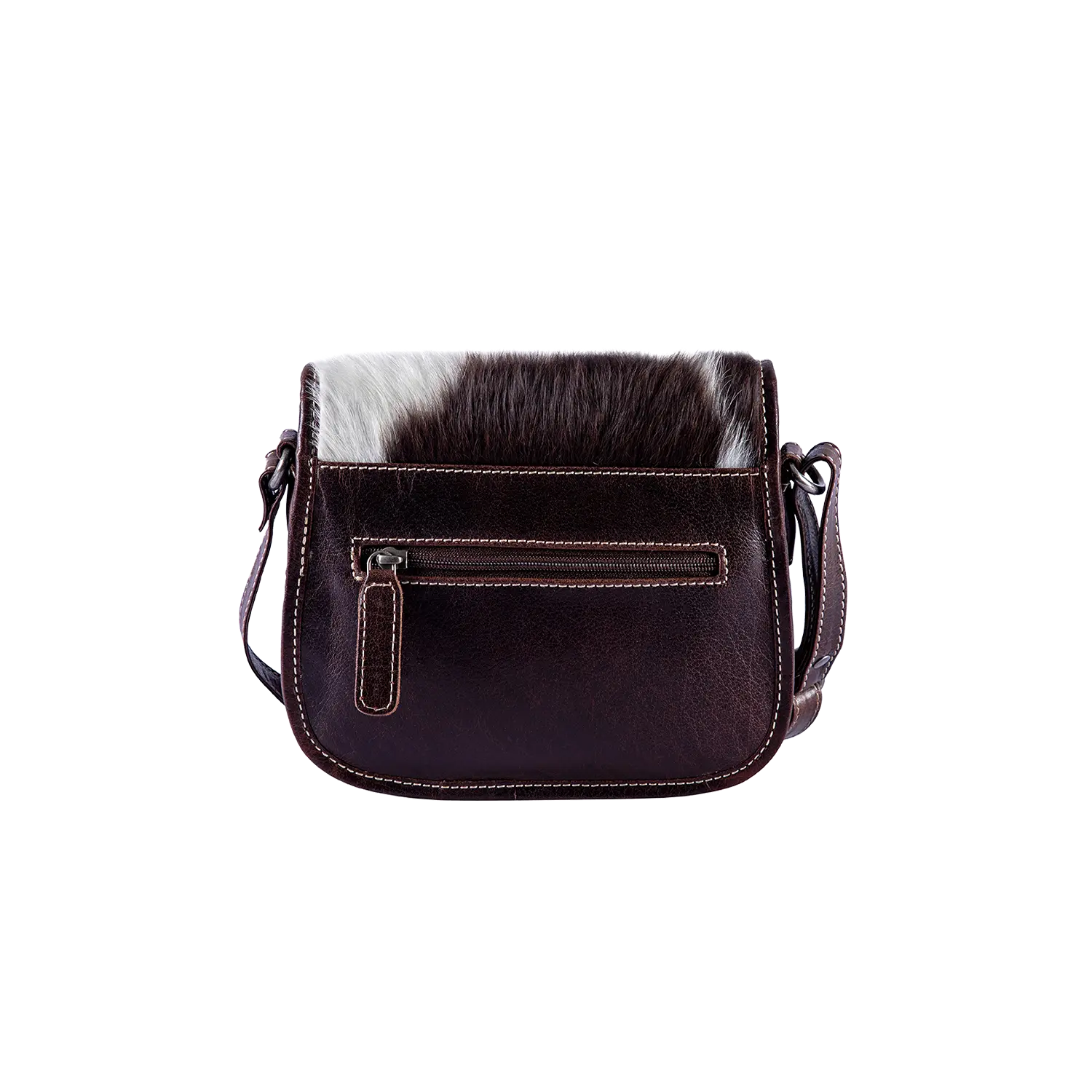 Die Umhängetasche VRONI hair on ist eine dunkelbraune Crossbody-Tasche mit Reißverschlussfach vorne, weißem Kuhfellbesatz oben und einem langen, verstellbaren Tragegurt. Sichtbare Nähte an den Kanten verleihen ihr ein einzigartiges Design.