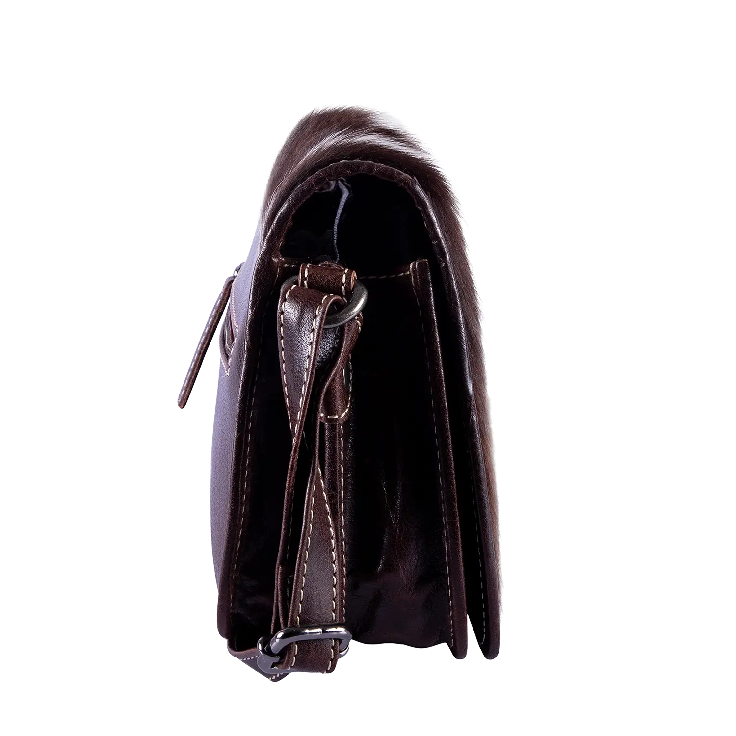 Seitenansicht der braunen Umhängetasche VRONI aus Haarleder mit Klappverschluss und verstellbarem Riemen. Sie besticht durch detaillierte Nähte, ein leicht glänzendes Finish und ein elegantes Design aus Naturfell.