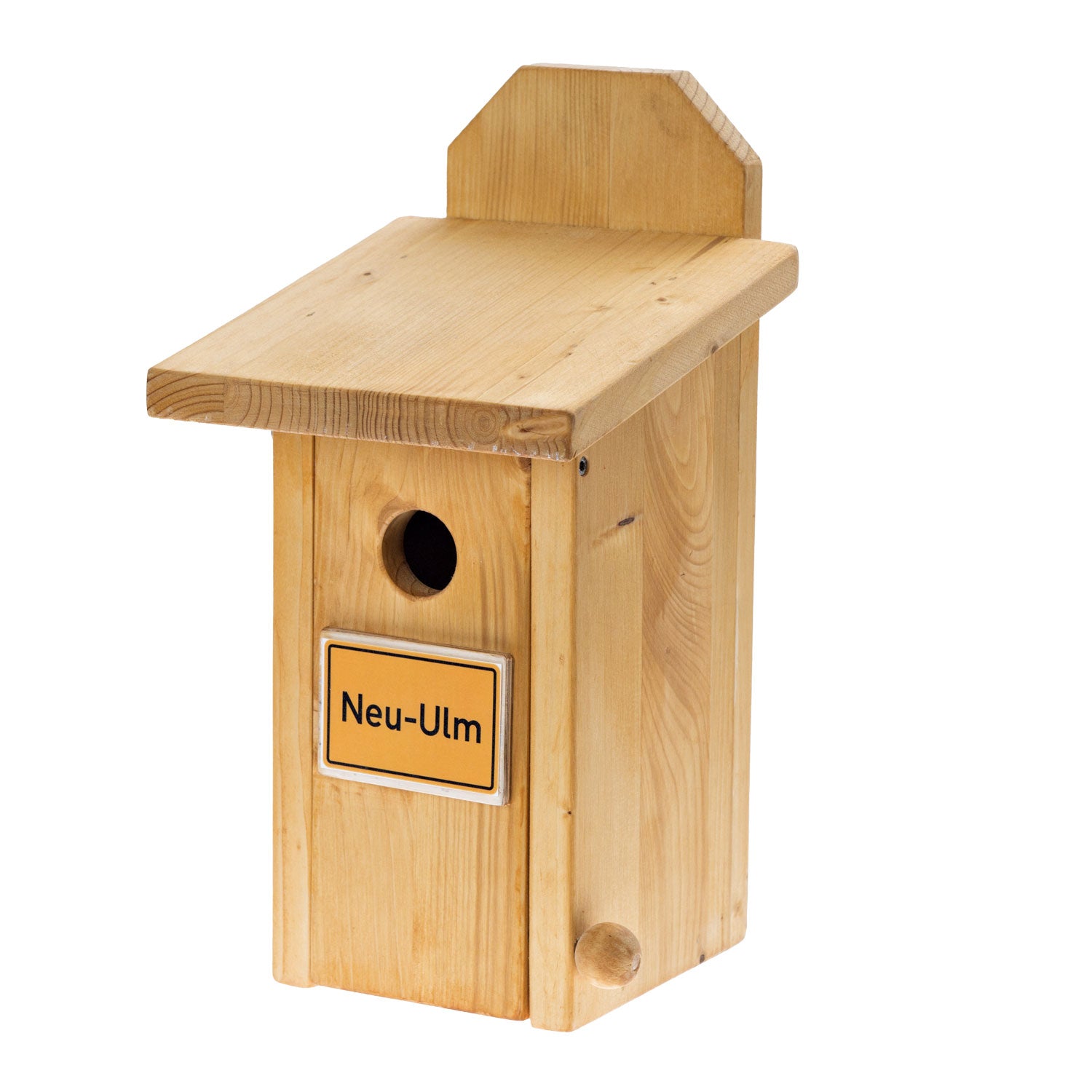 Das Vogelhaus mit Ortsname Neu-Ulm besticht durch sein schräges Dach und den runden Eingang und spiegelt ein schlichtes, aber modernes Design wider. Eine „Neu-Ulm“-Plakette verleiht ihm Charme und lädt mit ihrer natürlichen Eleganz dazu ein, die Natur zu unterstützen.