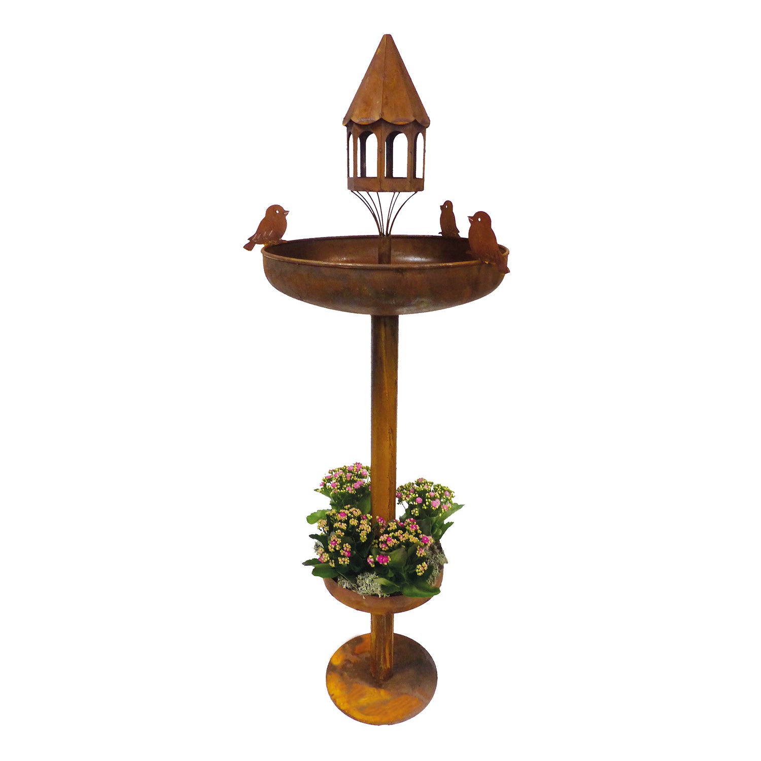 Der Vogeltränke stehend Edelrost ist ein rustikales Metallstück mit einem konischen Dach, drei Vogelsilhouetten und kleinen rosa Blüten auf der unteren Ablage. Er erinnert an den Charme des Bayerischen Waldes und steht elegant auf einem zylindrischen Sockel.