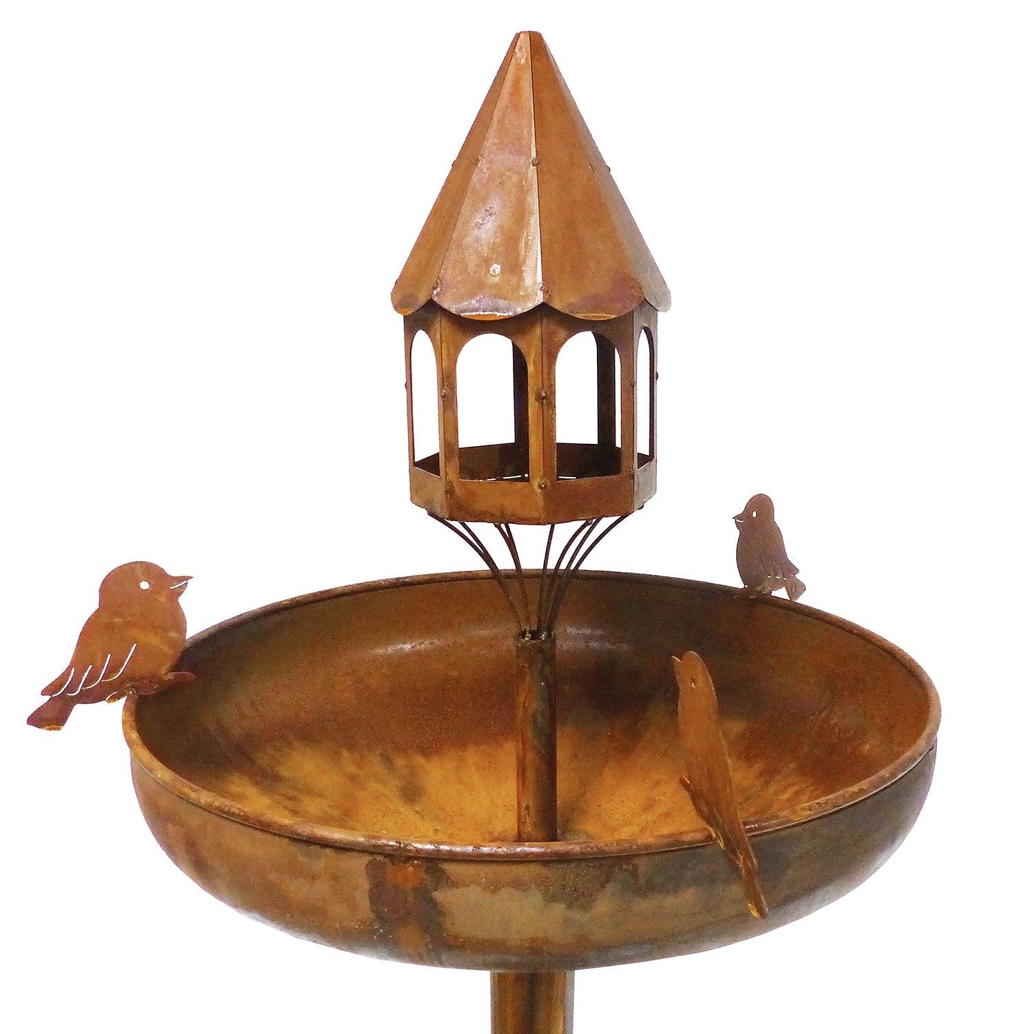 Die Vogeltränke stehend Edelrost ist ein rustikales Vogelbad aus Metall mit einer verwitterten braunen Patina und drei Vogelfiguren aus Metall mit einem kleinen dekorativen Turm in der Mitte, der den Charme des Bayerischen Waldes heraufbeschwört.