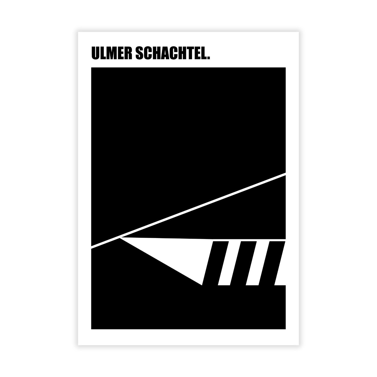 Das Wandbild „Ulmer Schachtel“ zeigt kräftige schwarze geometrische Formen auf weißem Grund, mit dem Schriftzug „ULMER SCHACHTEL.“ in Großbuchstaben oben – ein abstraktes Bootsdesign zu Ehren des Ulmer Wahrzeichens.