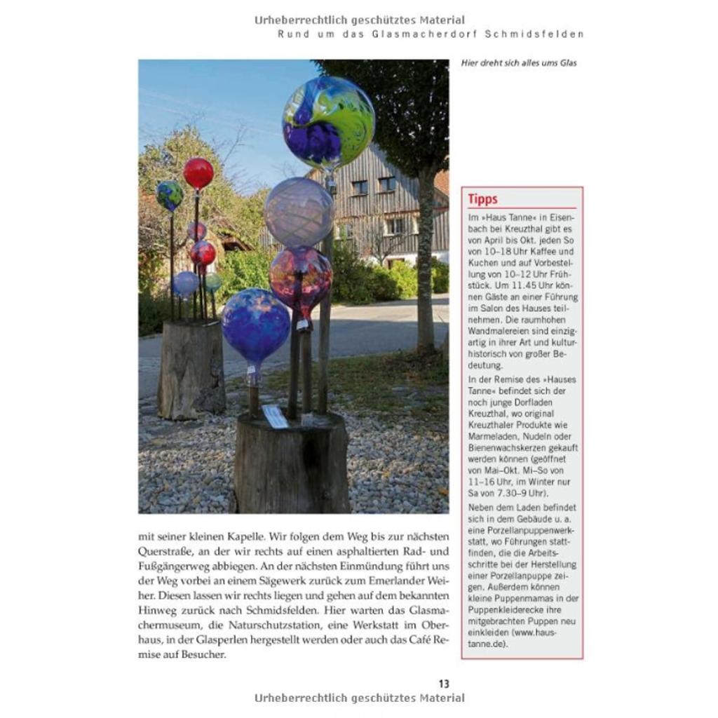 Auf einer Magazinseite sind bunte Glaskugeln auf Metallständern zu sehen, im Hintergrund Bäume und ein Gebäude. Rechts befindet sich ein Textfeld mit Tipps, unten ein deutscher Text zum Thema „Wanderungen mit dem Kinderwagen im Allgäu“.