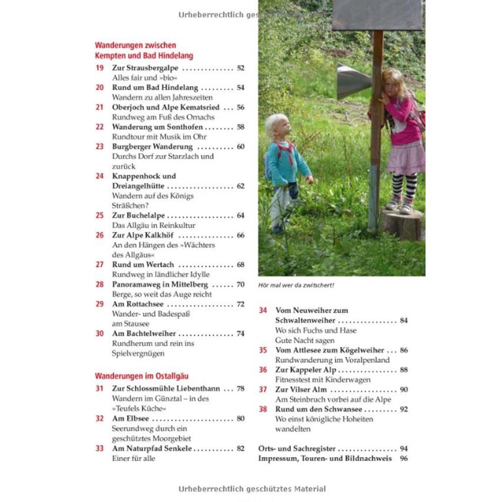 Auf einer Buchseite sind Wanderziele wie „Wanderungen mit dem Kinderwagen im Allgäu“ und kinderfreundliche Aktivitäten mit Seitenzahlen aufgeführt, während ein Foto zwei Kinder im Freien zeigt, eines auf einem Baumstumpf und das andere daneben.