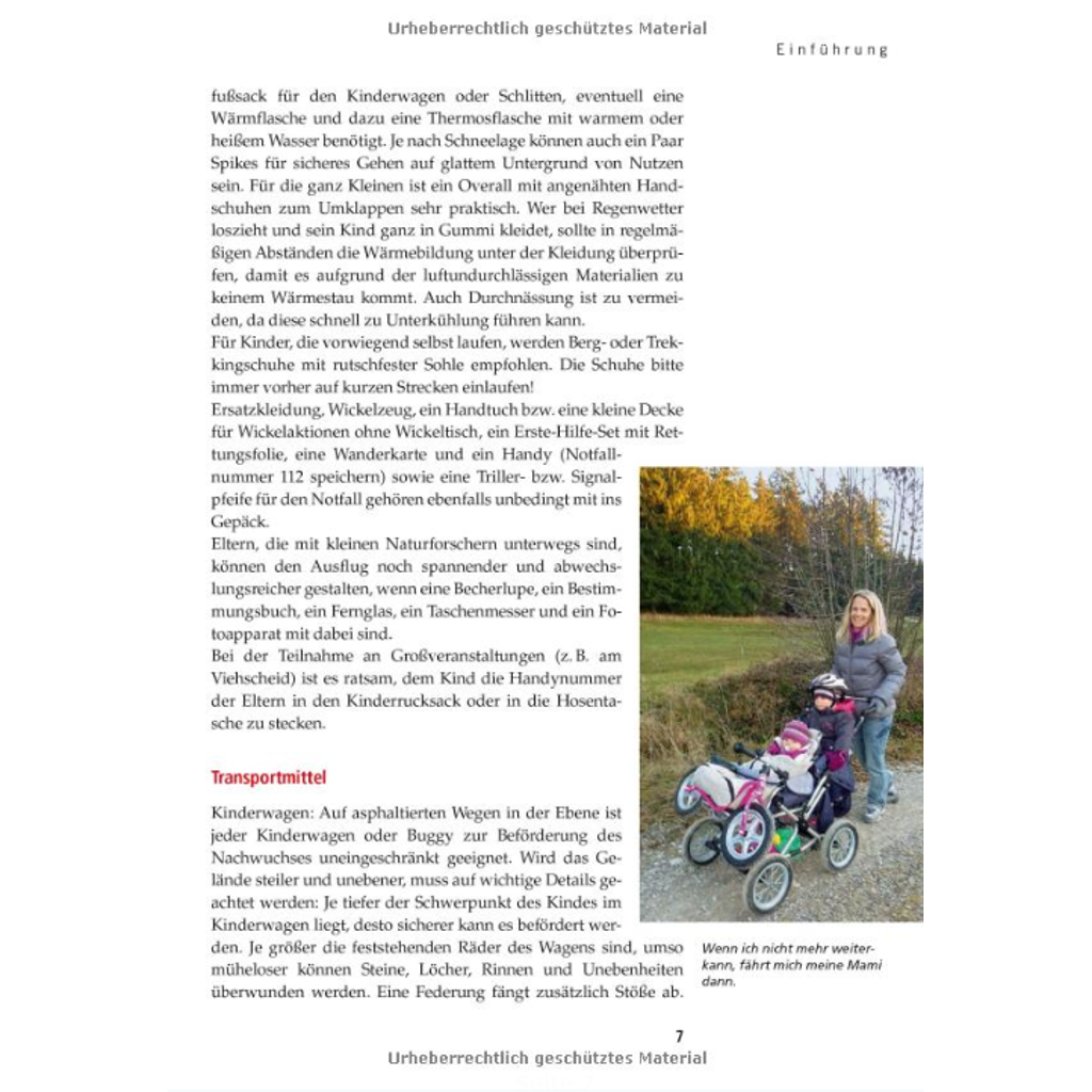 Eine Frau steht neben einem Kind in einem Kinderwagen mit Fahrradaufsatz – ideal für eine Kinderwagenwanderung. Sie befinden sich auf einem von Bäumen gesäumten, gepflasterten Weg. Die Seite enthält einen deutschen Text aus „Wanderungen mit dem Kinderwagen im Allgäu“ über familienfreundliche Fortbewegungsmöglichkeiten.
