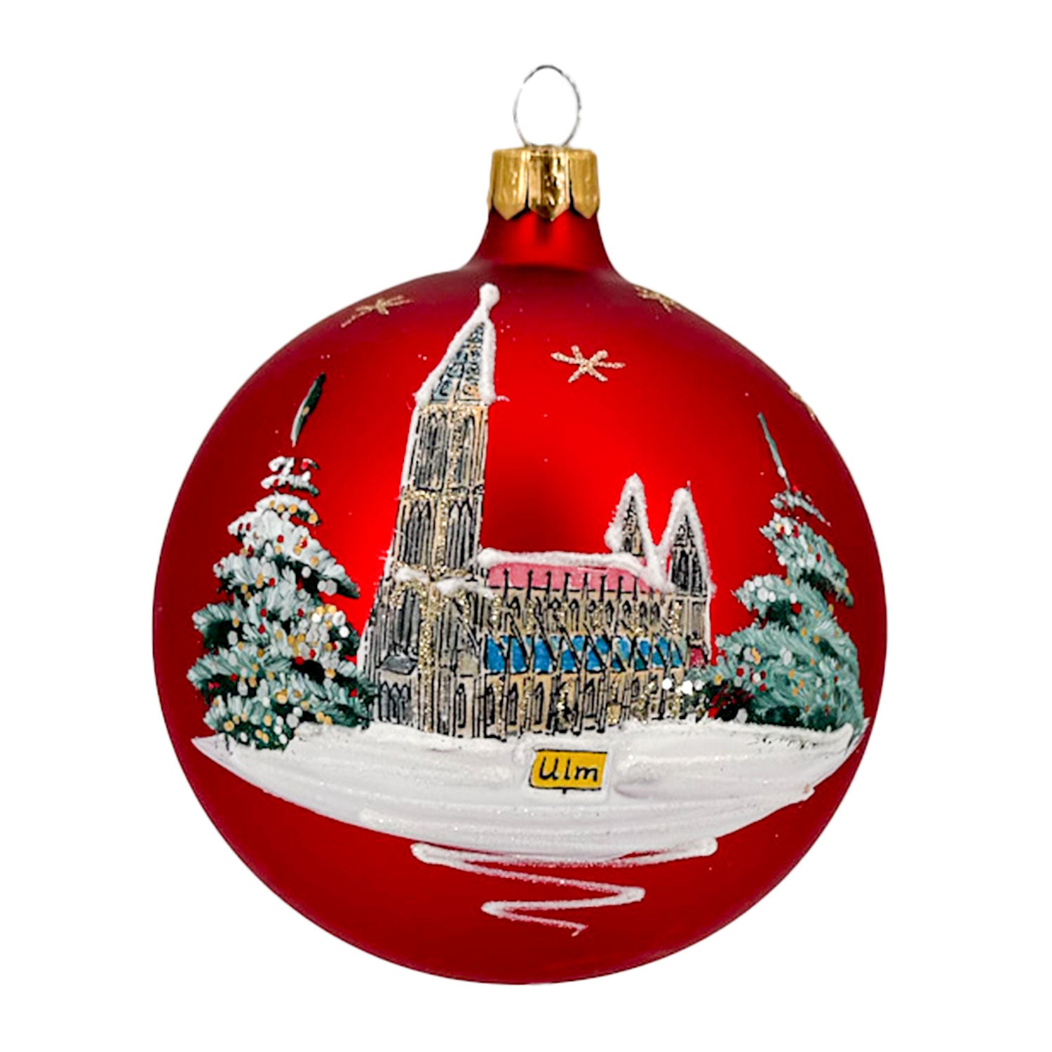 Die Weihnachtskugel Ulmer Münster zeigt ein detailreiches Gemälde des Ulmer Münsters, schneebedeckte Bäume und die Aufschrift „Ulm“. Schneeflocken zieren dieses mundgeblasene Ornament mit goldener Kappe und Öse.