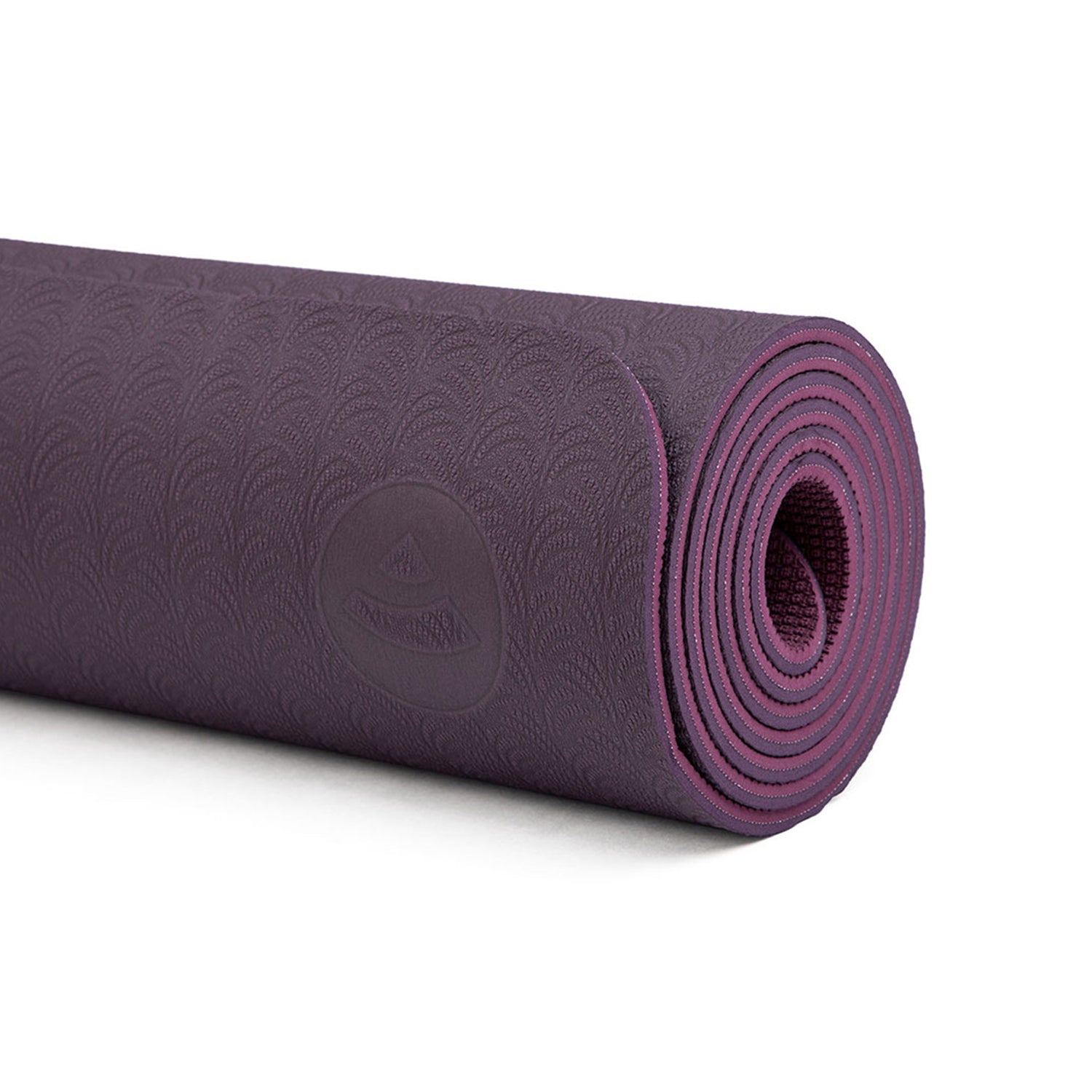 Eine gerollte Yogamatte LOTUS PRO in Dunkelviolett mit dezenter Struktur und Logoaufdruck. Hergestellt aus umweltfreundlichem TPE, ist sie am Ende mit einem roten Innenfutter versehen.