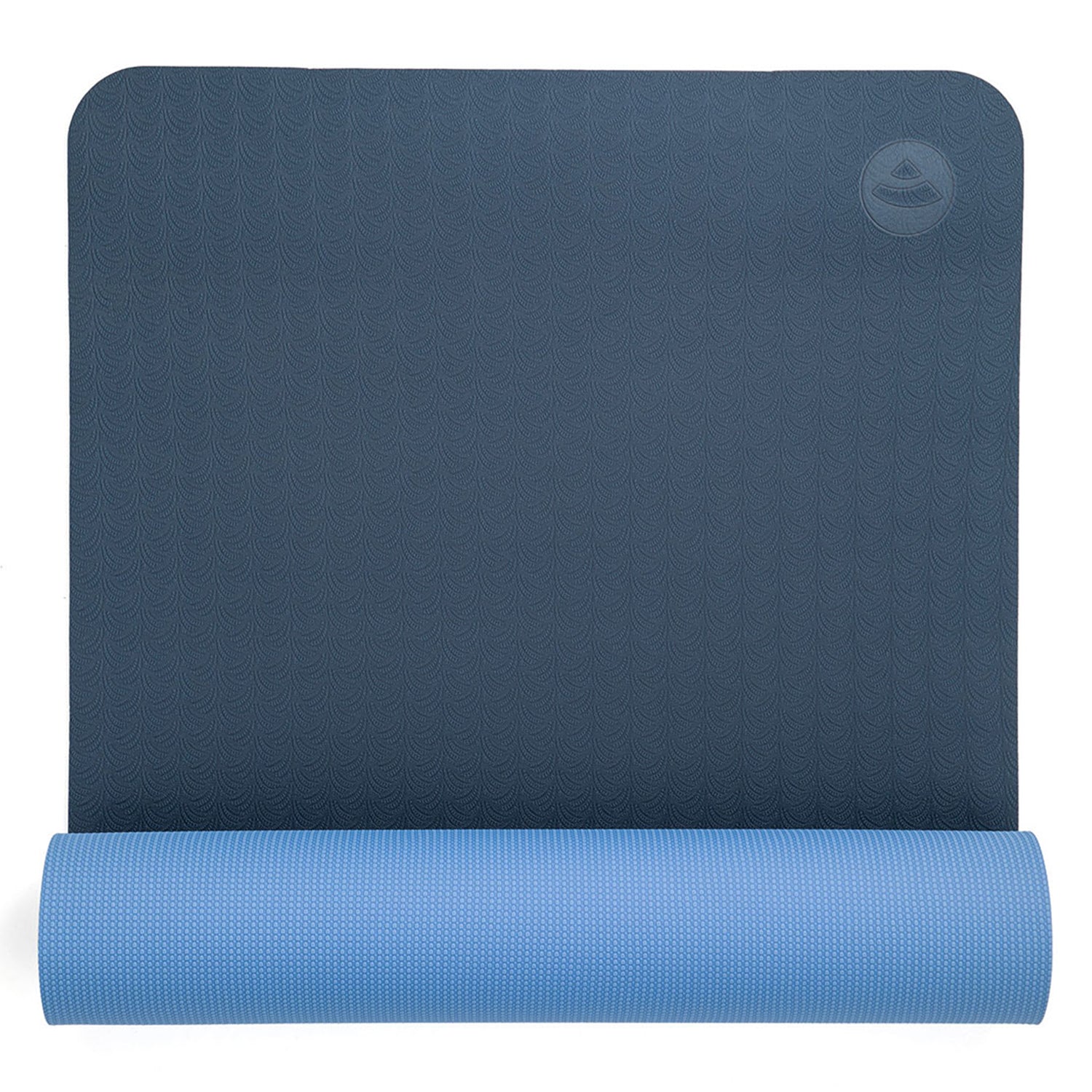 Eine blaue Yogamatte LOTUS PRO aus umweltfreundlichem TPE, teilweise gerollt auf weißem Untergrund. Sie verfügt über eine dezente Textur und ein rundes Logo in der oberen rechten Ecke.