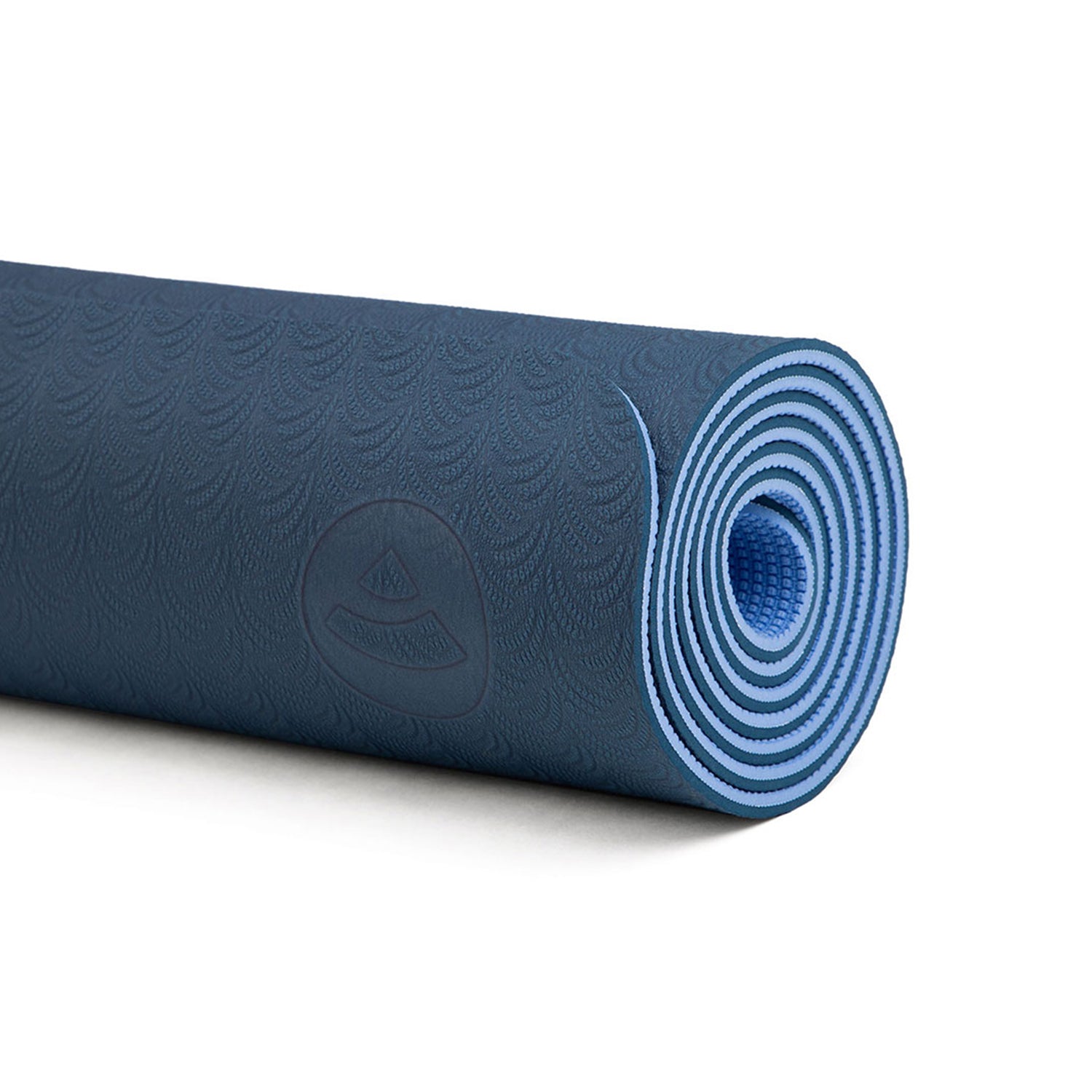 Die Yogamatte LOTUS PRO aus TPE-Material besticht durch ihr blaues Rolldesign mit dezentem Wellenmuster. Die abgerundeten Kanten mit Logo und die glatte Textur sorgen für Komfort. Umweltfreundlich und ideal für Sport oder Yoga – perfekt für umweltbewusste Yoga-Fans.