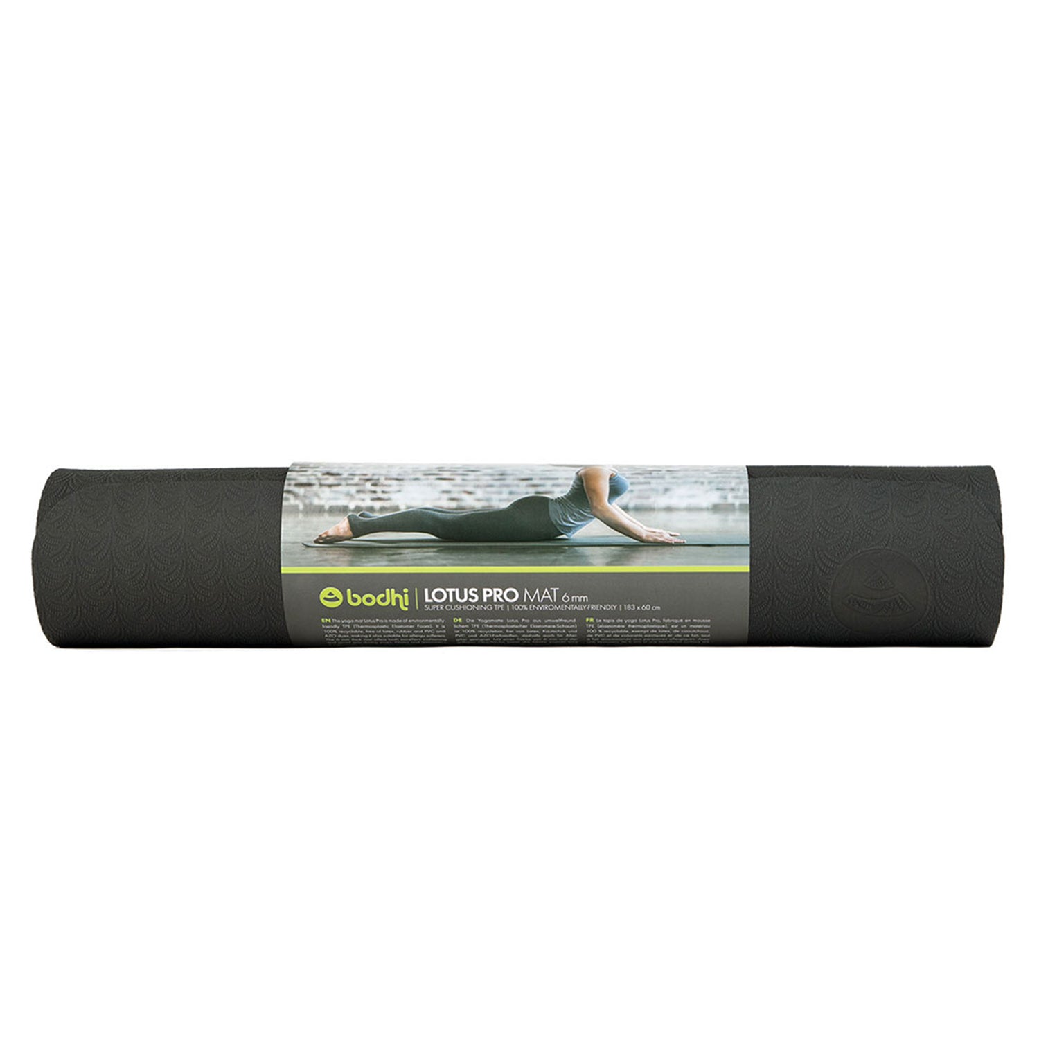 Eine schwarze Yogamatte LOTUS PRO von Bodhi aus TPE mit einem Etikett mit einer Yoga-Pose ist aufgerollt vor weißem Hintergrund. Sie ist umweltfreundlich.