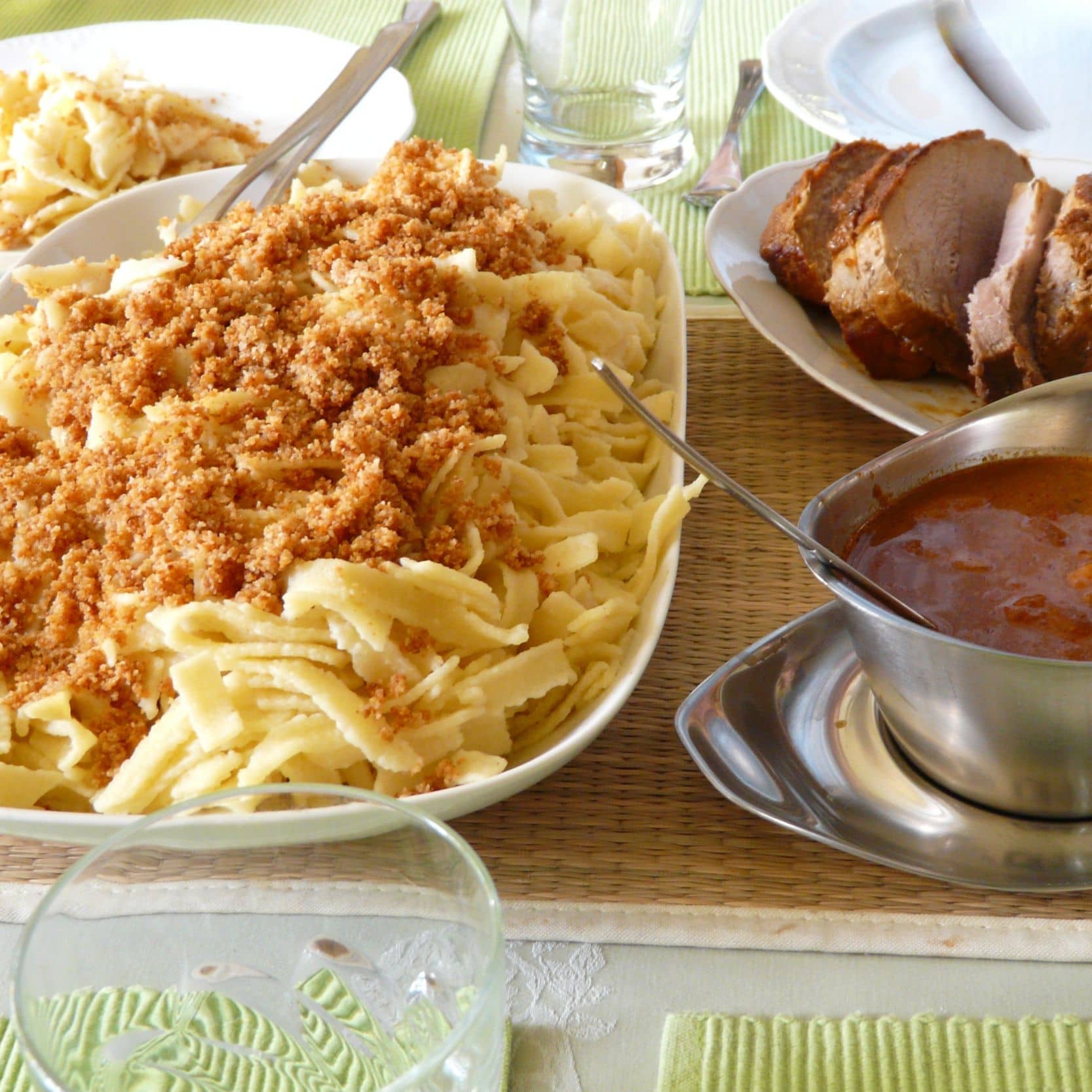 Spätzle als Beilage zum Braten