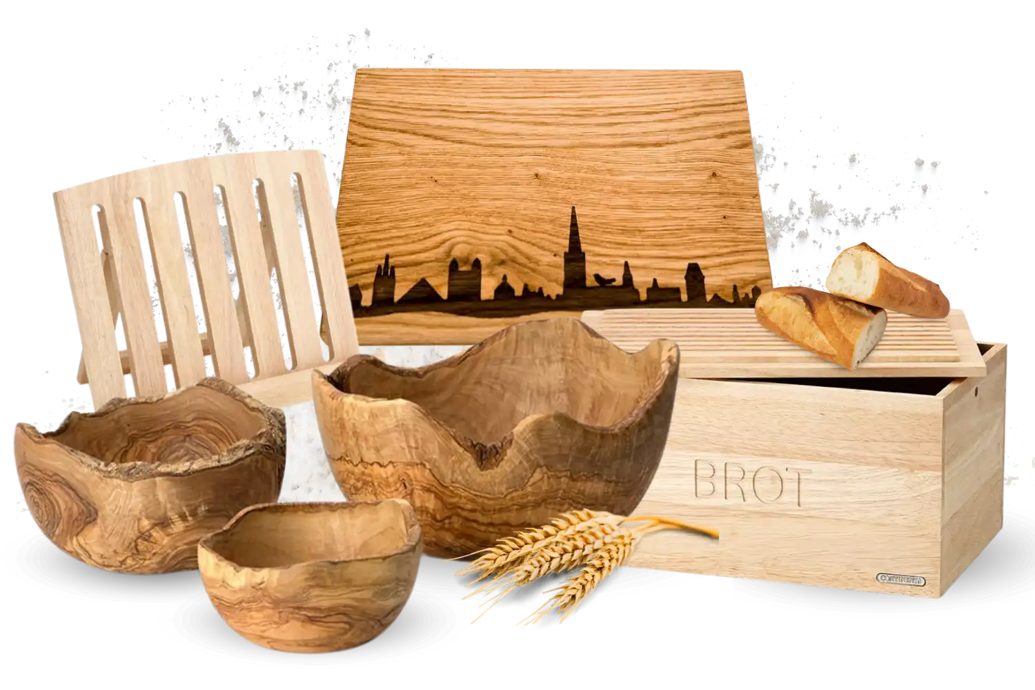 Verschiedene Naturprodukte aus Holz wie Schalen und Küchenbretter