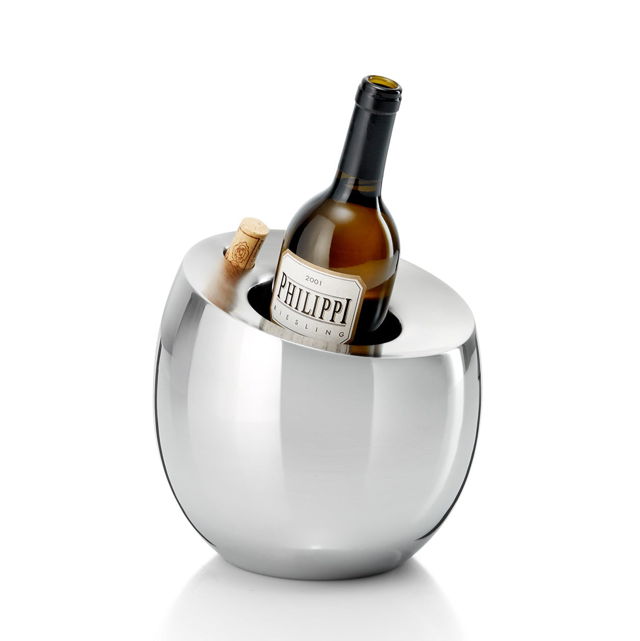 Eine Weinflasche mit Korkenhalter ruht in einem eleganten, runden Edelstahl-Weinkühler auf weißem Hintergrund.