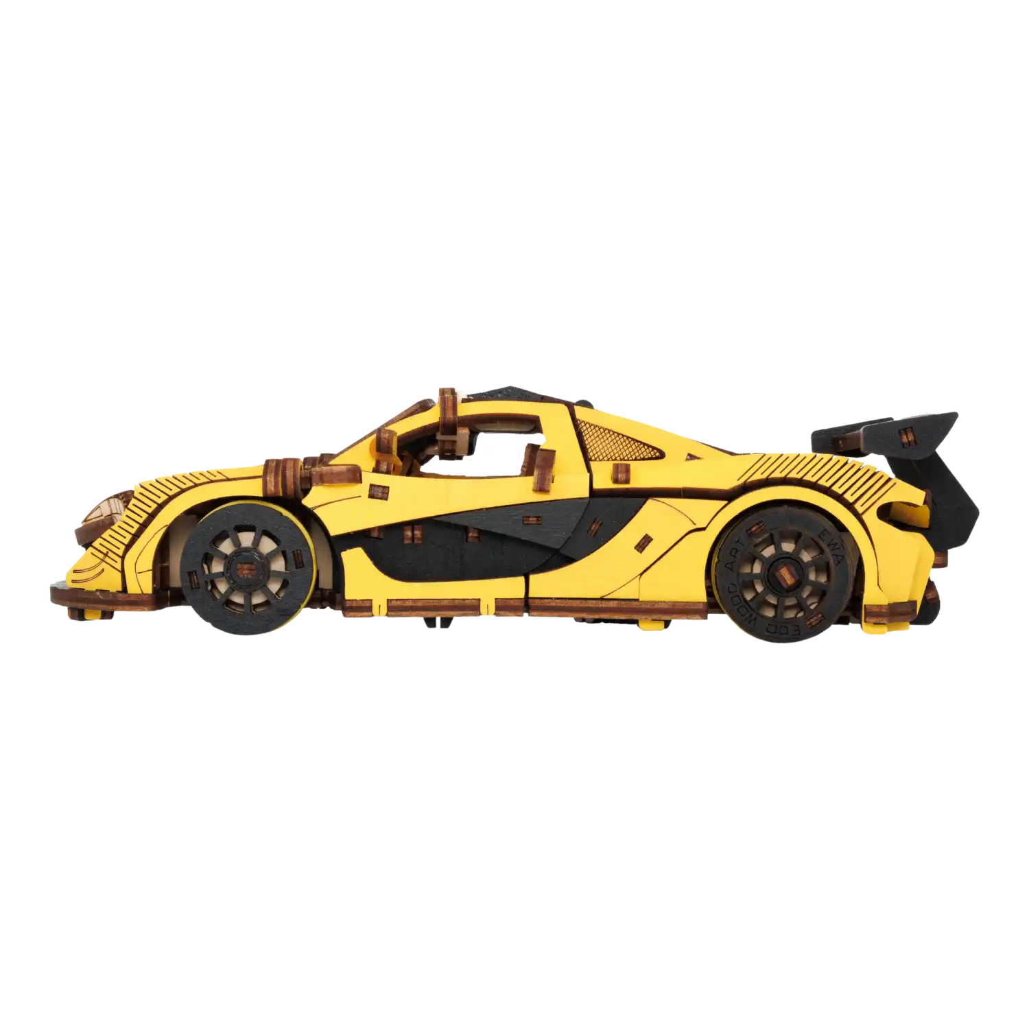 Das 3D-Holzpuzzle Racing Car gelb ist ein gelb-schwarzes Sportwagenmodell aus Holz mit komplizierten Details und freiliegenden Zahnrädern für einen handgefertigten Look, im Profil vor einem weißen Hintergrund.