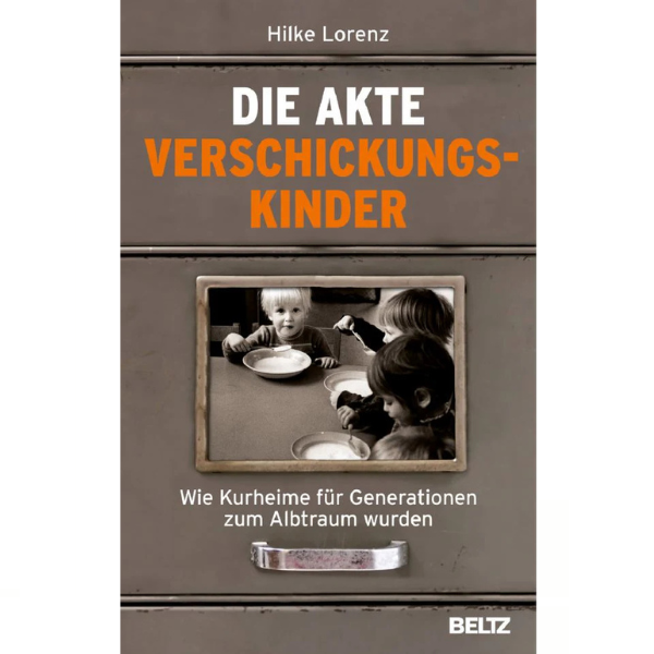 Buchcover von „Die Akte Verschickungskinder“ mit einem Schwarzweißfoto von Kindern beim Essen an einem Tisch, das die Erfahrungen und mögliche Traumatisierung in Kindererholungsheimen widerspiegelt.