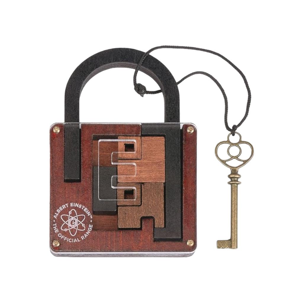 Das Albert Einsteins Gedankenschloss-Puzzle besteht aus komplizierten Metallschlossteilen in einem Quadrat mit einem schwarzen Bogengriff. Ein goldener Schlüssel im Antik-Stil baumelt an einer schwarzen Schnur, verziert mit einem „Albert Einstein“-Logo und einem Atomsymbol, und bietet spannende Denkaufgaben für neugierige Köpfe.