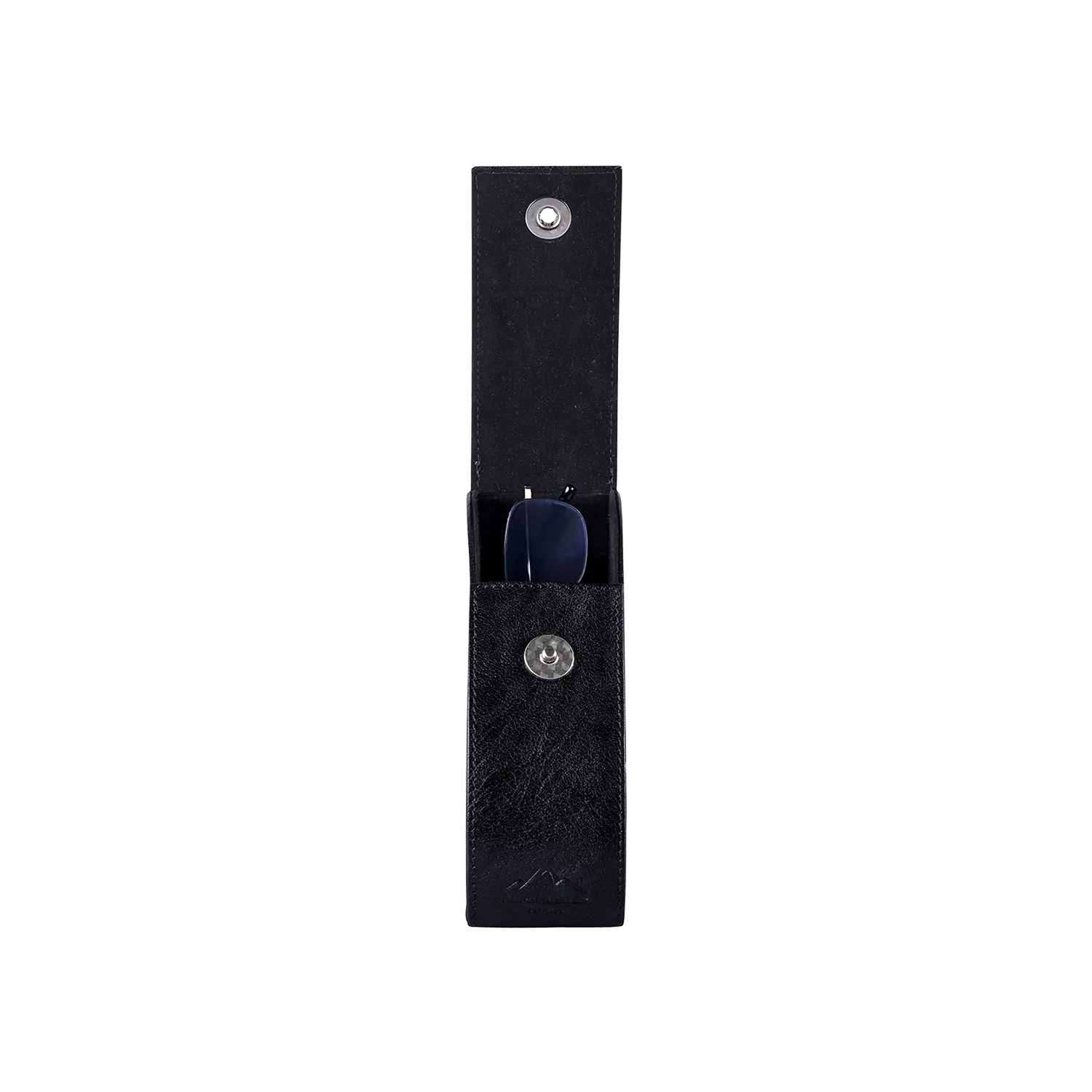 Das Brillenetui „GLUST“ aus schwarzem Leder öffnet sich und gibt den Blick auf eine dunkle Sonnenbrille frei. Sein schlichtes, minimalistisches Design besticht durch einen magnetischen Druckknopfverschluss, der sich von einem schlichten weißen Hintergrund abhebt.