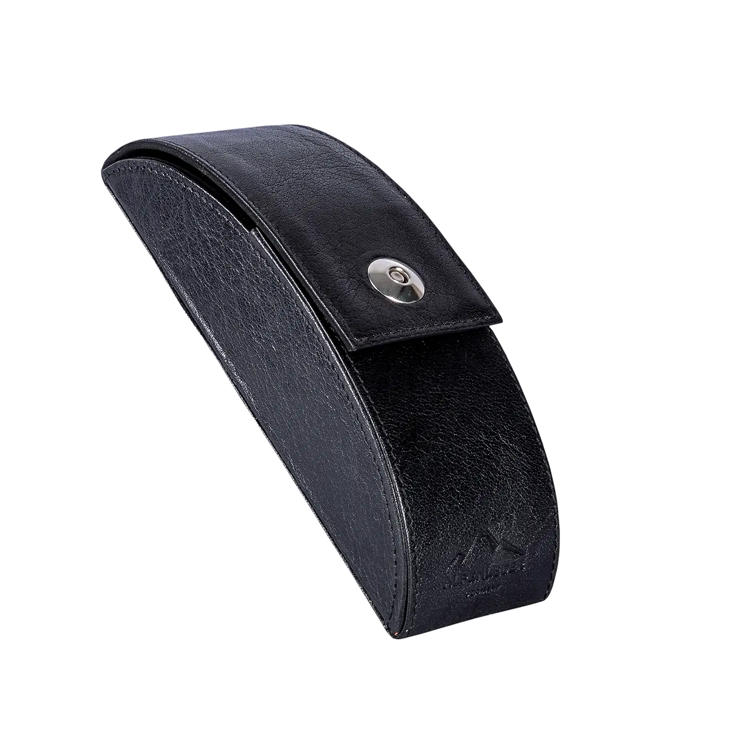 Das elegante schwarze Brillenetui „GLUST“ steht aufrecht mit abgerundeter Oberseite und Klappverschluss, der durch einen magnetischen Druckknopf gesichert wird, während das geprägte Berglogo an der Seite sein anspruchsvolles Design unterstreicht.