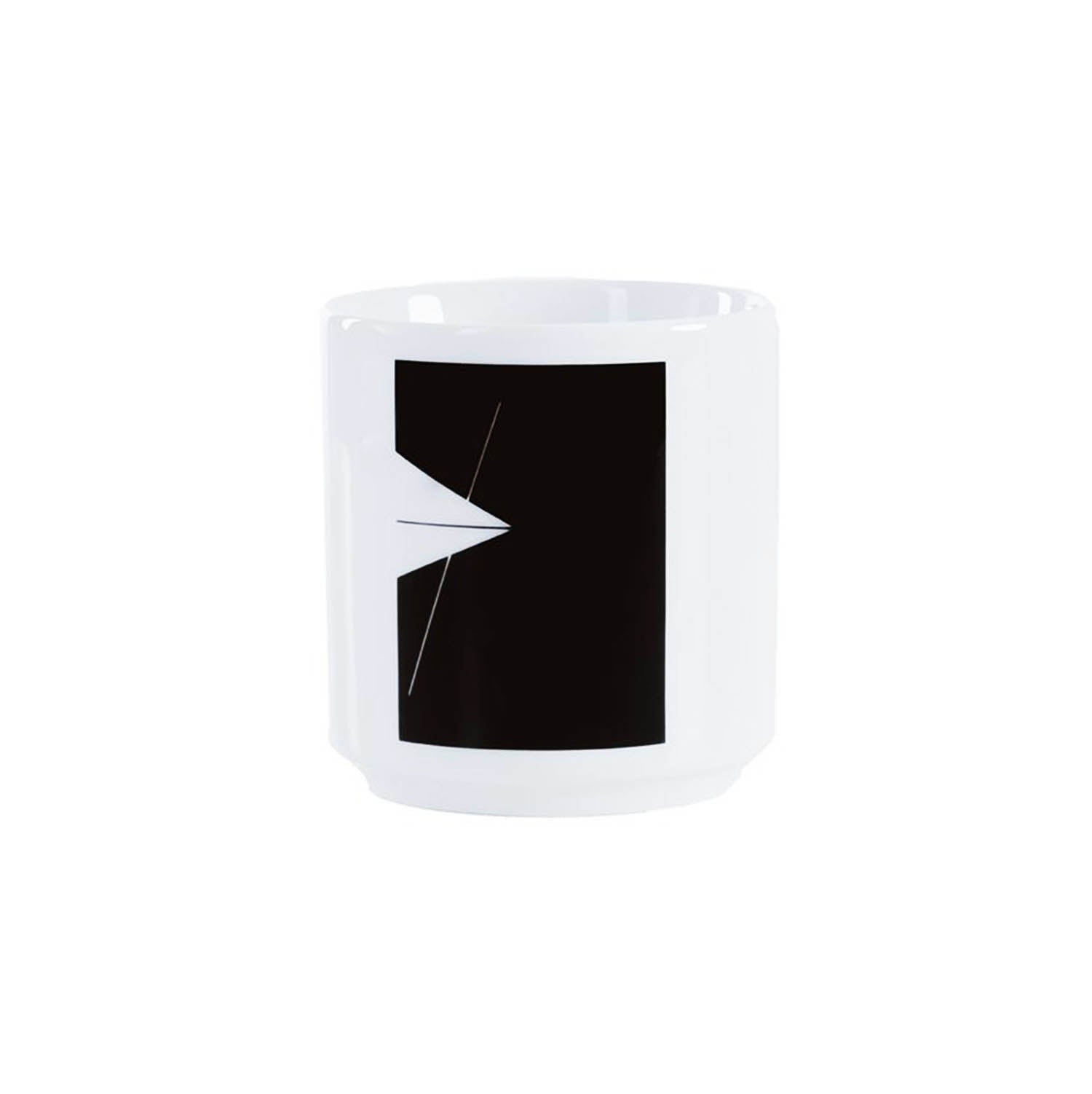 Das Becherset Ulmer Wahrzeichen ist eine weiße Keramiktasse mit einem schwarzen Rechteck mit einem weißen Dreieck und zwei Linien an der Seite, inspiriert vom Donaukind und auf einem schlichten weißen Hintergrund.
