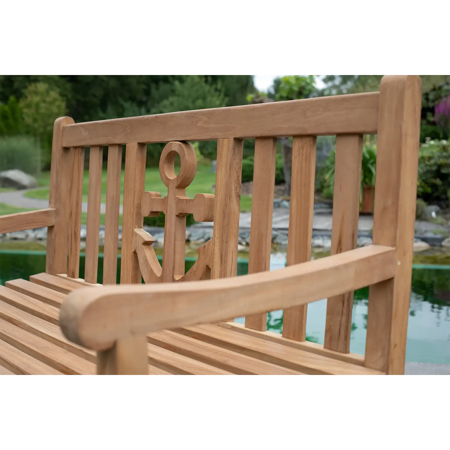 Die 2-Sitzer Gartenbank ist aus wetterfestem Teakholz.